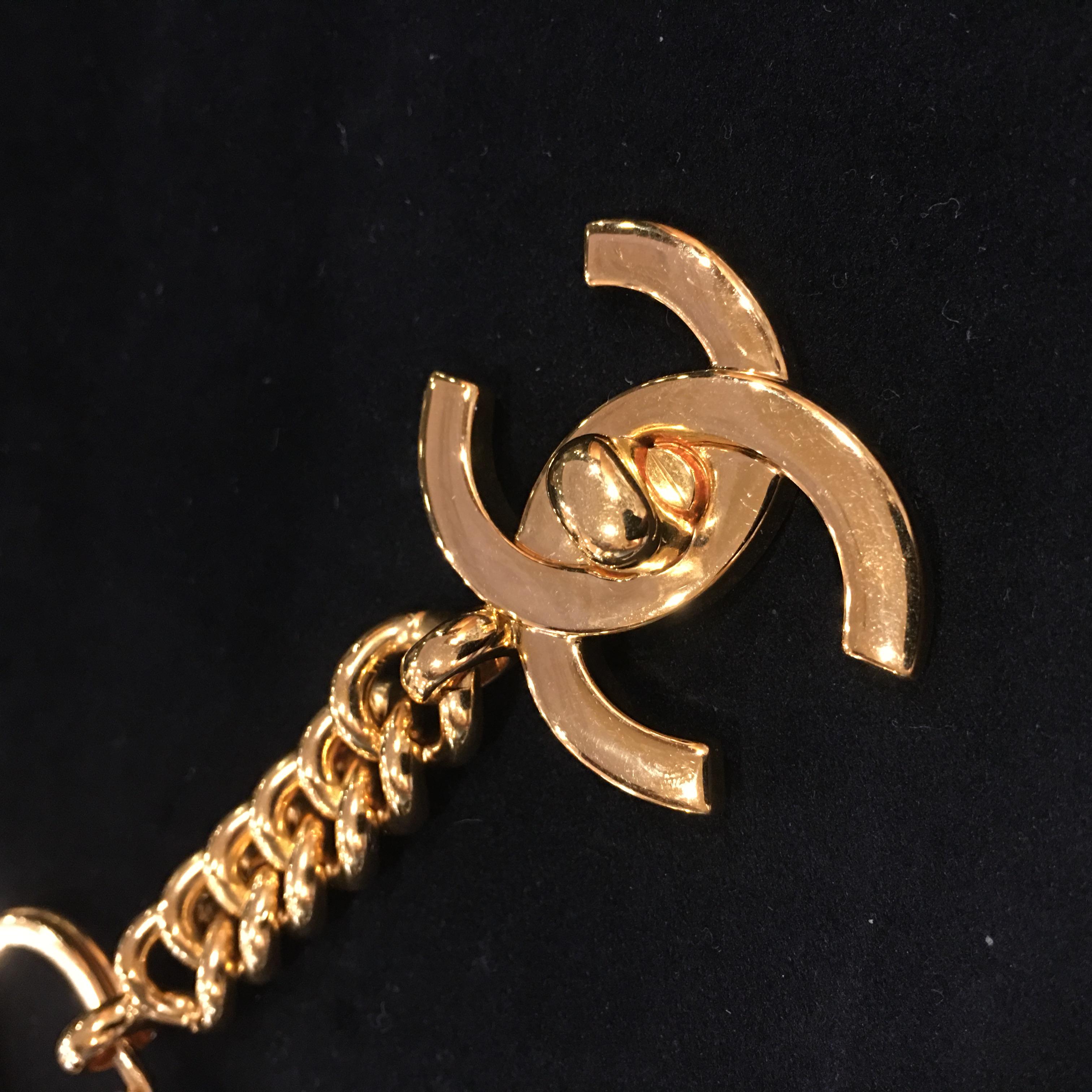 chanel logo keychain