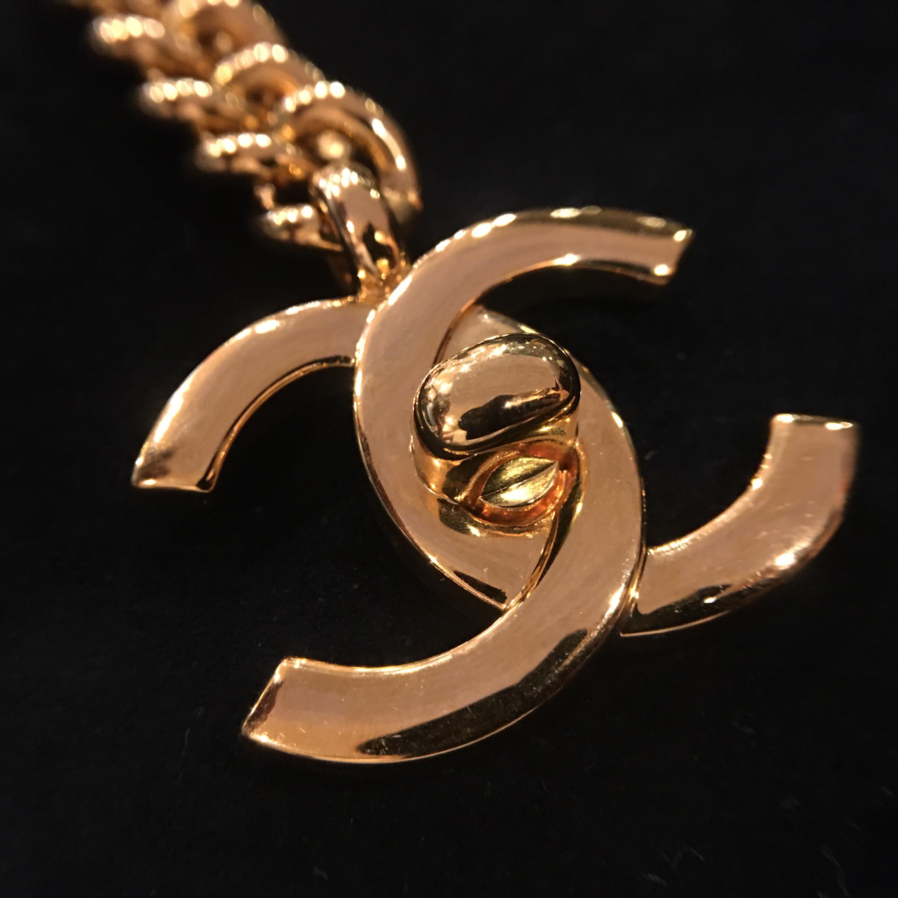 Chanel Gold Tone Plated Turn Lock Large Big Key Chain, 1996 In Good Condition For Sale In Central & Western District, HK