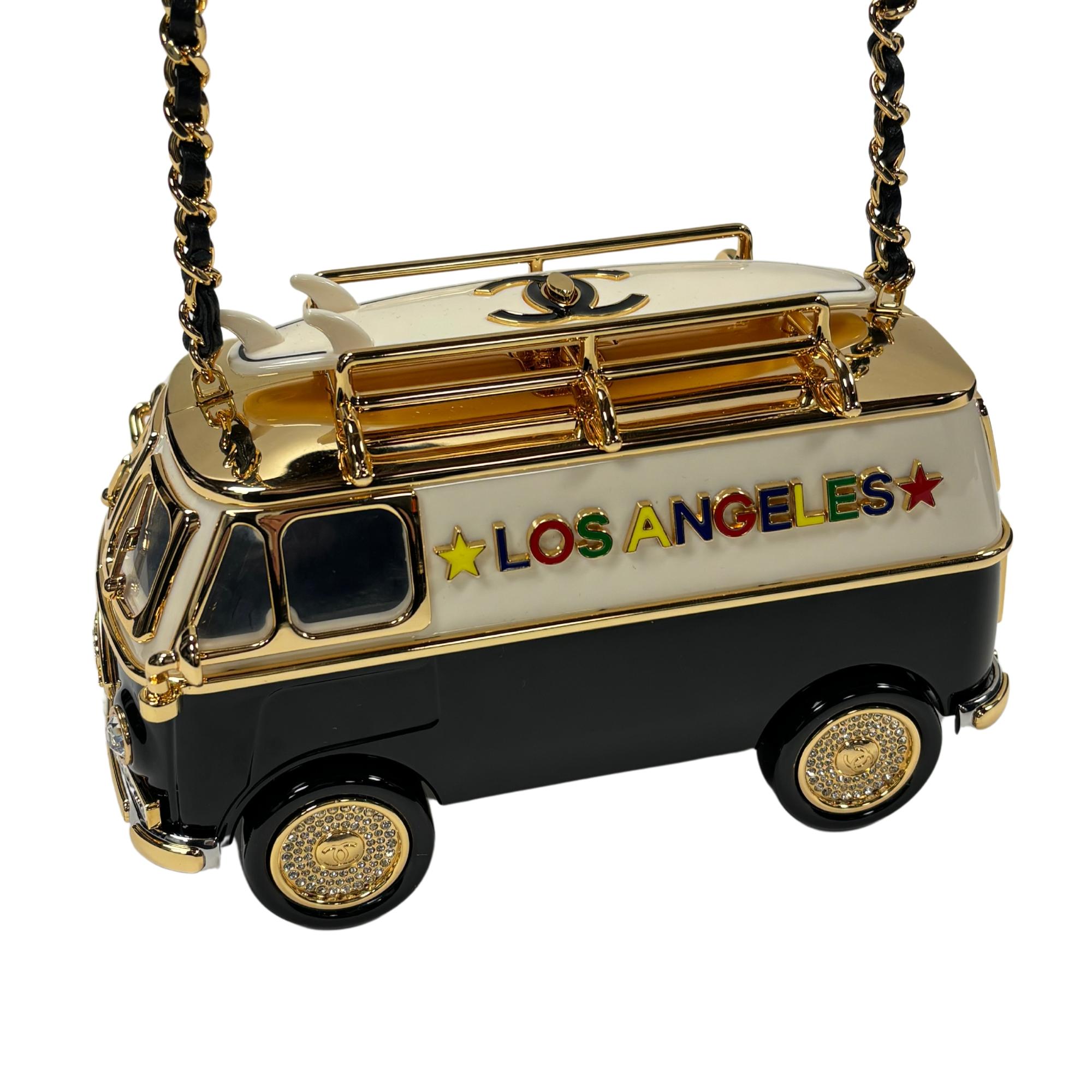 CHANEL GOLD-TONE PLEXI ENAMEL STRAS MINI VAN MINAUDIERE


Mini minaudiere bag is from Chanel’s cruise 2024 collection. The piece features gold tone metal, a Los Angeles license plate, Change logo on one side in multi color and Los Angeles spelled on