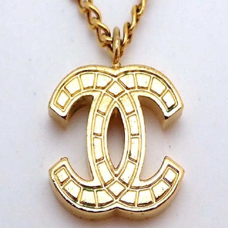Chanel Gold-tone Quilted CC Logo Pendant Necklace In Good Condition For Sale In Irvine, CA