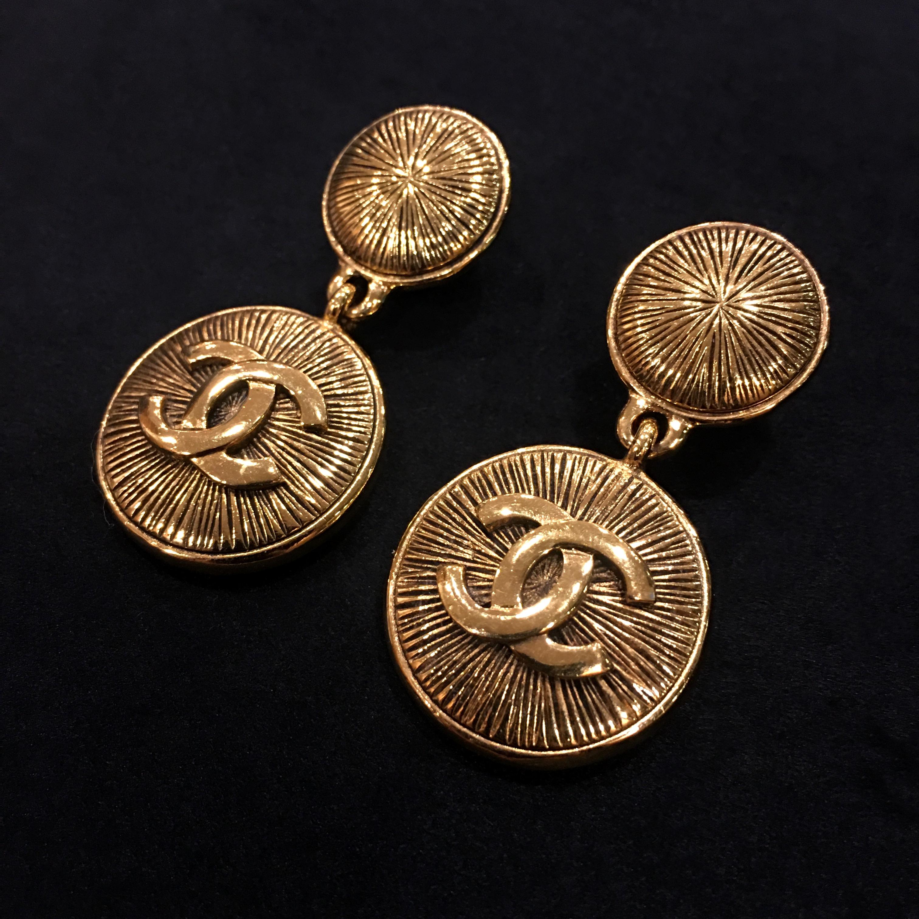 Brand: Chanel
Reference: JW379
Measurement of Earrings: 2.5cm x 4.8cm
Material: Gilt Metal
Year: 1980’s
Made in France

Please Note: the jewelries are guarantee 100% authentic pre-owned therefore might have signs of tarnish or oxidation , please