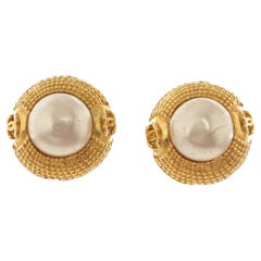 Chanel Goldfarbene runde Perlen-Ohrringe mit Clip