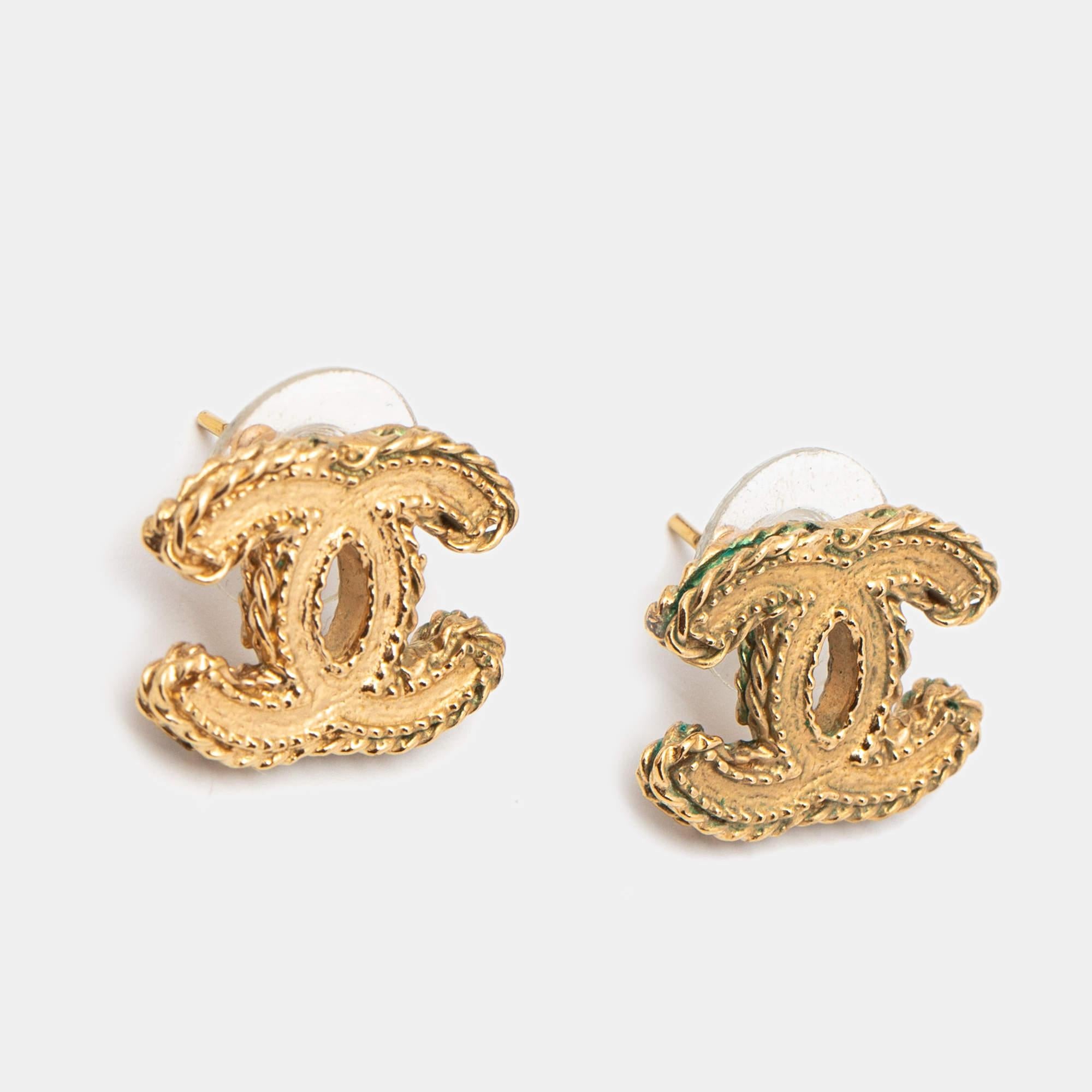 Full of glamour and never-ending classiness, these earrings from the House of Chanel are here to become your favorite accessory! They are fashioned from quality materials with a stunning hue. Bring signature charm to any of your outfits by wearing