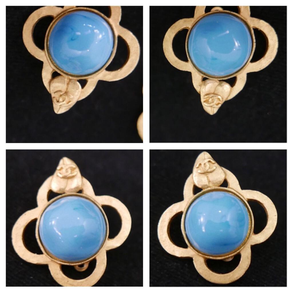1990er Jahre Vintage Chanel Gold getönte blaue Gripoix Kleeblatt-Ohrclips Damen im Angebot