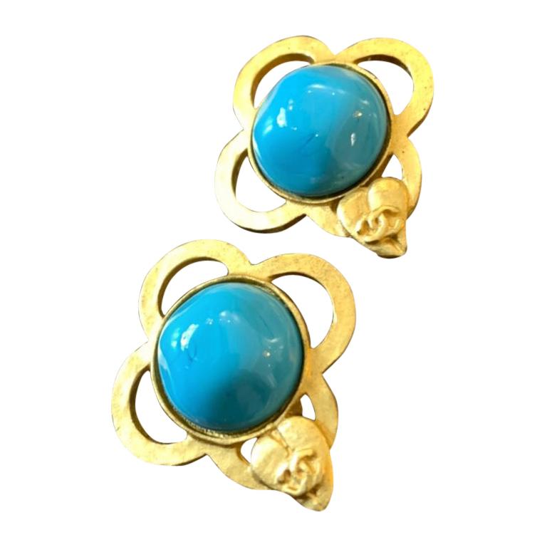1990s Vintage Chanel Gold Toned Blue Gripoix Clover Clip On Earrings For Sale