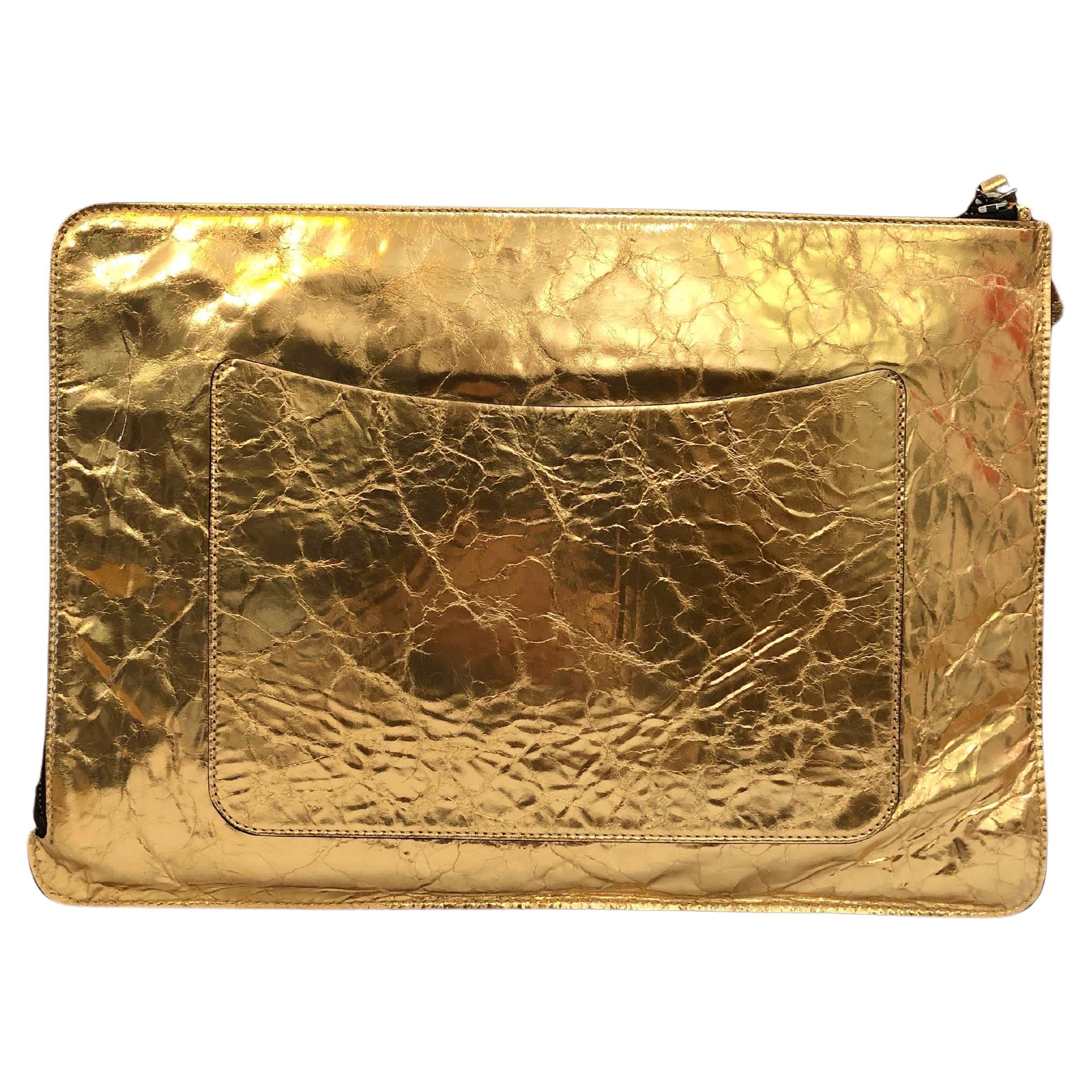 2015 Spring Runway CHANEL Metallic Gold Toned Distressed Leather Clutch Bag  In Excellent Condition For Sale In Bangkok, TH