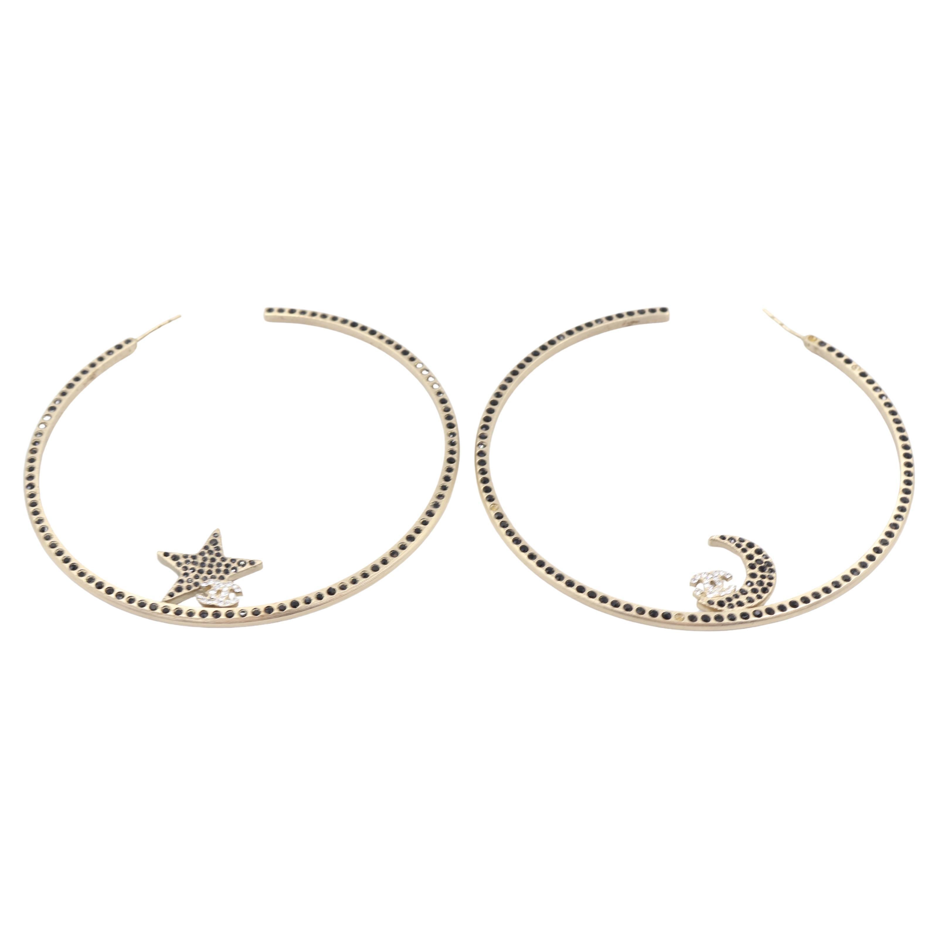 Orecchini a cerchio Chanel con luna e stelle in tonalità oro in vendita