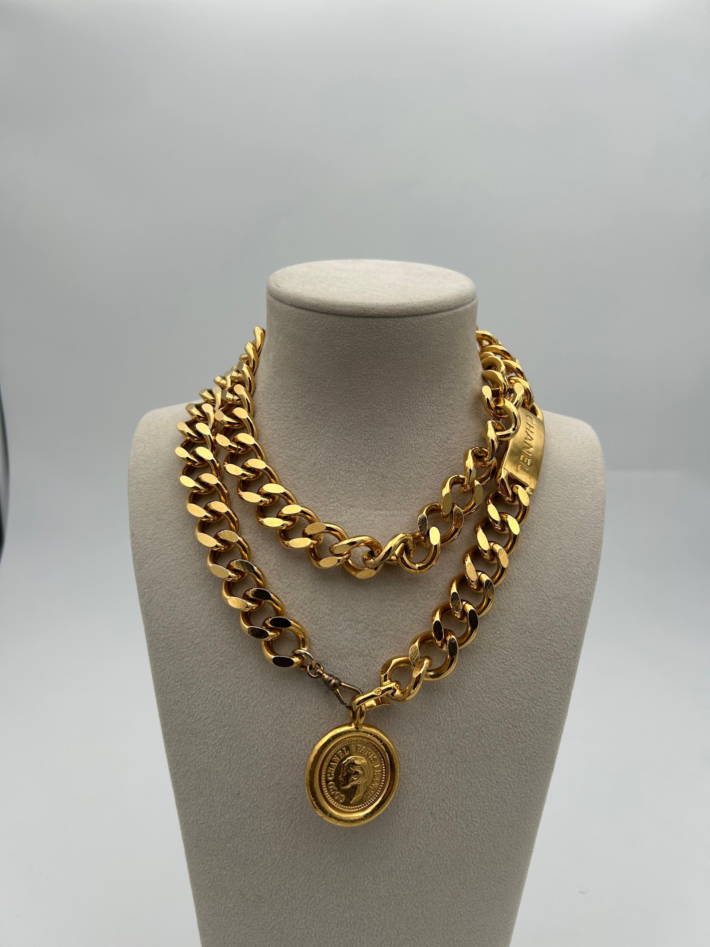 Chanel Ciondolo a forma di collana/cintura in oro del 1990. Questa bellissima cintura di tendenza eleverà ogni tuo outfit. Un pezzo iconico che può essere indossato come cintura o come collana. 
L'articolo è in buone condizioni e presenta lievi