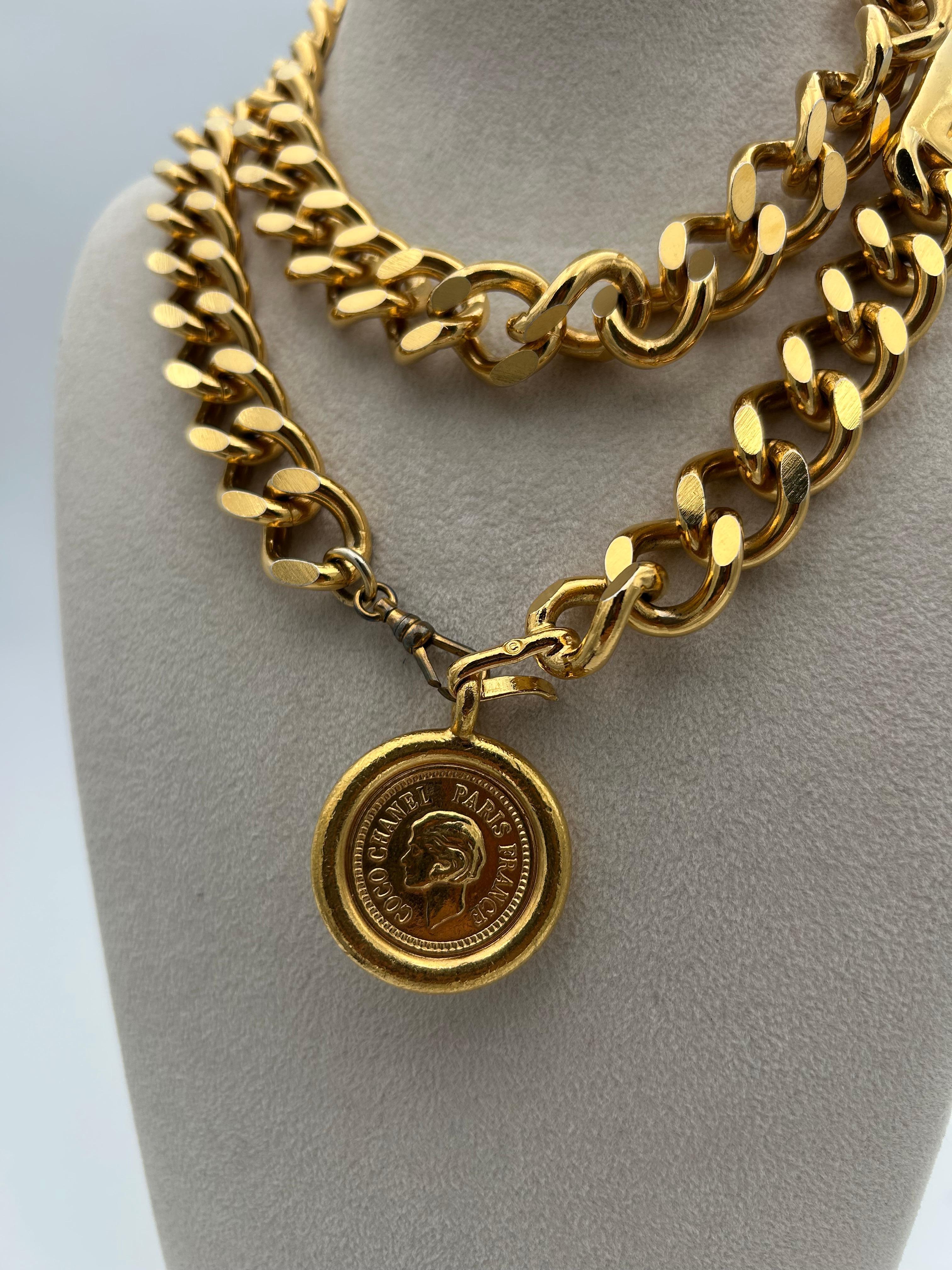Marrone Chanel Collana/Ciondolo a forma di moneta in oro 1990 in vendita