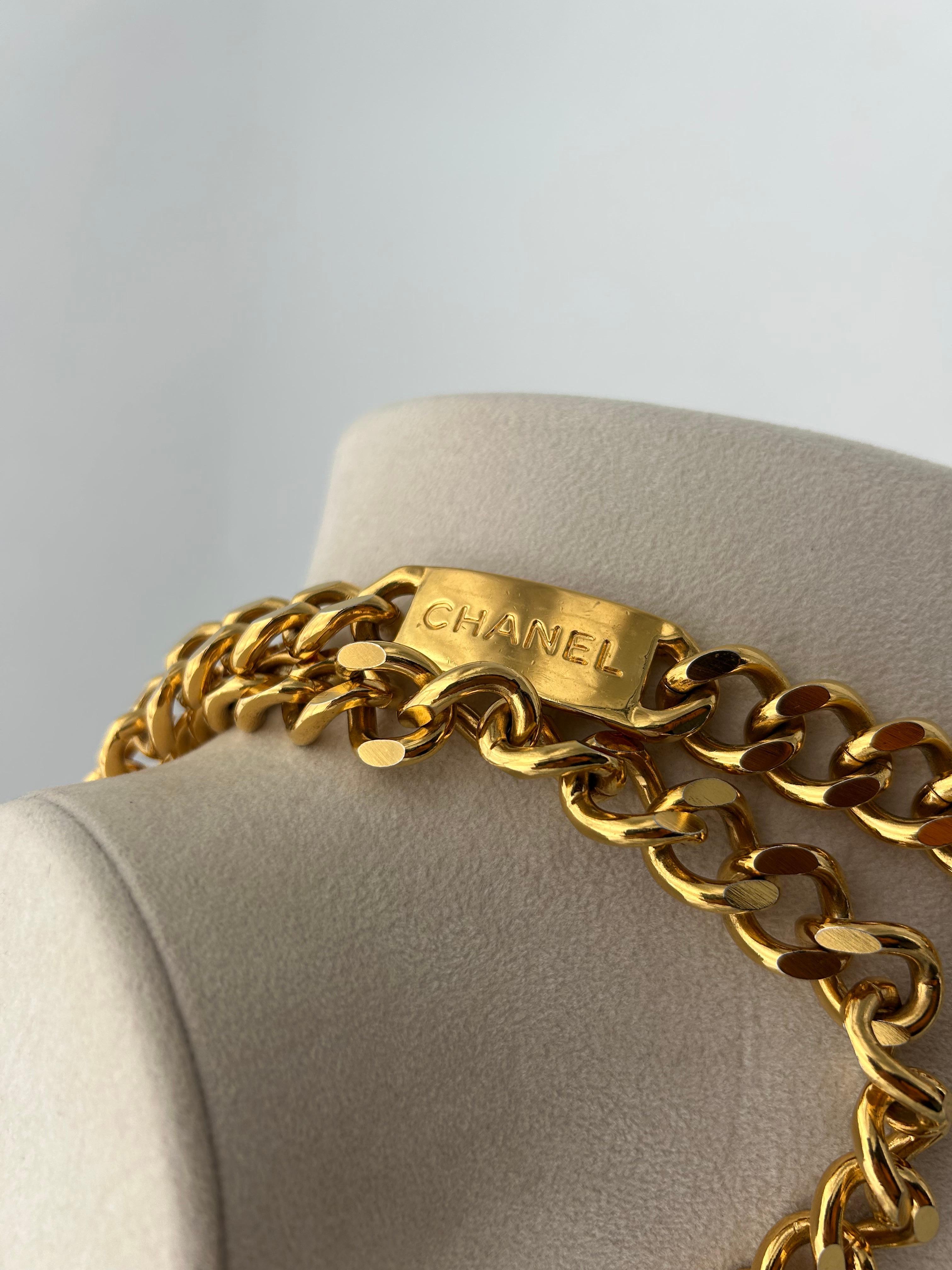 Chanel Collana/Ciondolo a forma di moneta in oro 1990 In condizioni buone in vendita a Palm Beach, FL