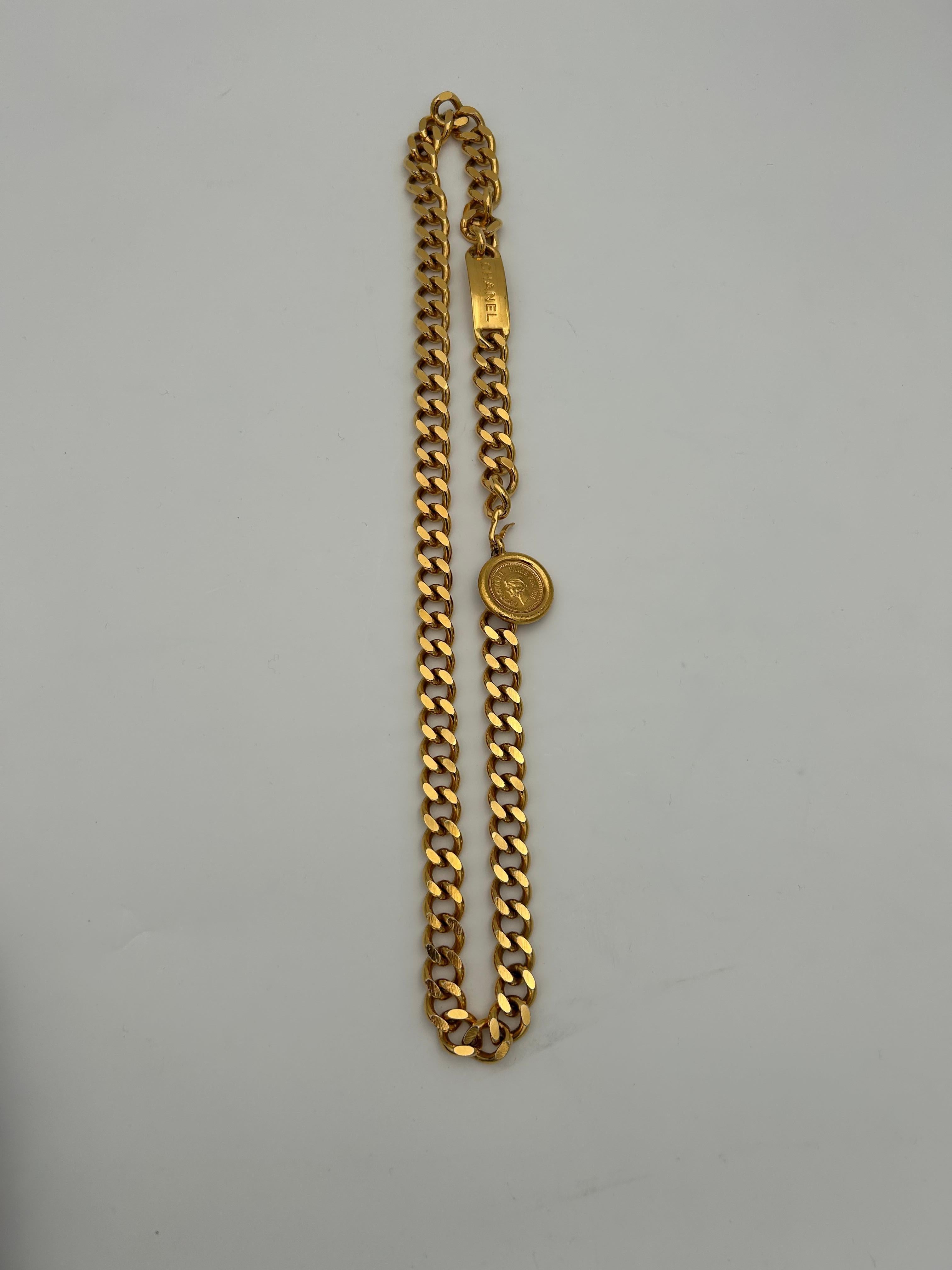 Chanel Collana/Ciondolo a forma di moneta in oro 1990 in vendita 1
