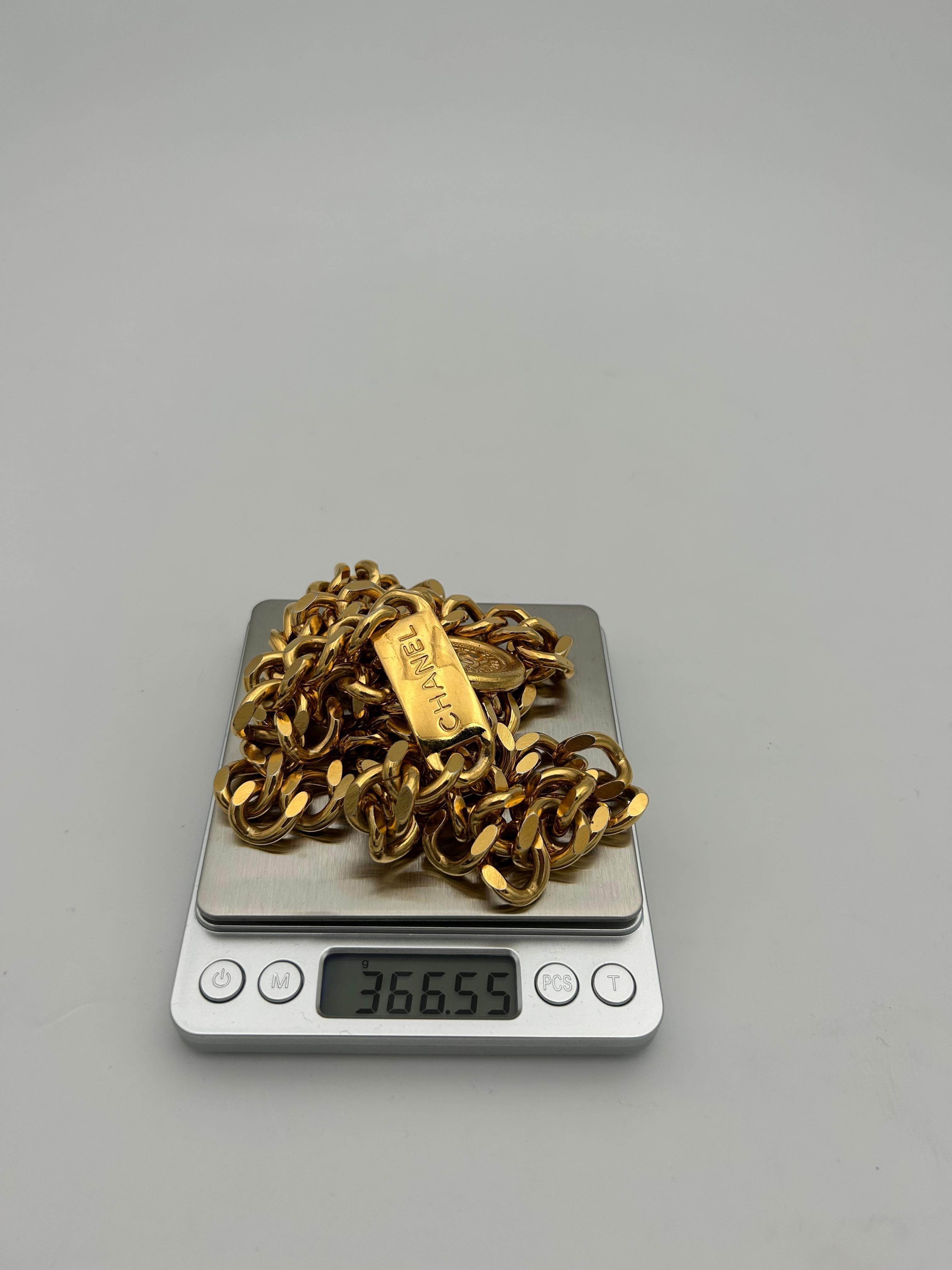 Chanel Collana/Ciondolo a forma di moneta in oro 1990 in vendita 2