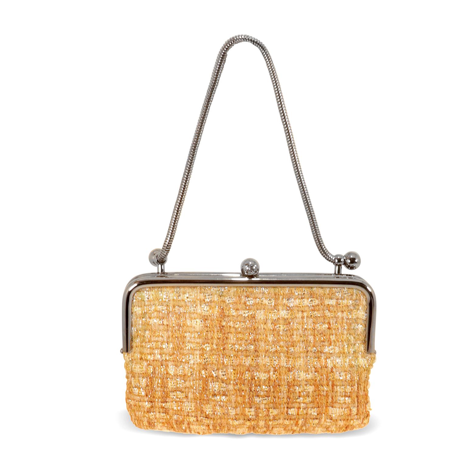 Diese authentische Chanel Gold Tweed Kiss Lock Bag ist in ausgezeichnetem Zustand.  Dieser zierliche und feminine Mini hat einen silbernen Rahmen mit Kussmundverschluss.  Der kurze silberne Schlangenkettenriemen kann in der Hand oder am Ellbogen