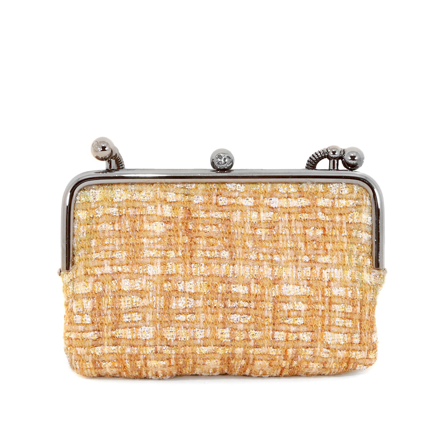 Chanel Chanel Gold Tweed Couture Kollektion Kiss Lock Mini-Tasche im Zustand „Gut“ im Angebot in Palm Beach, FL