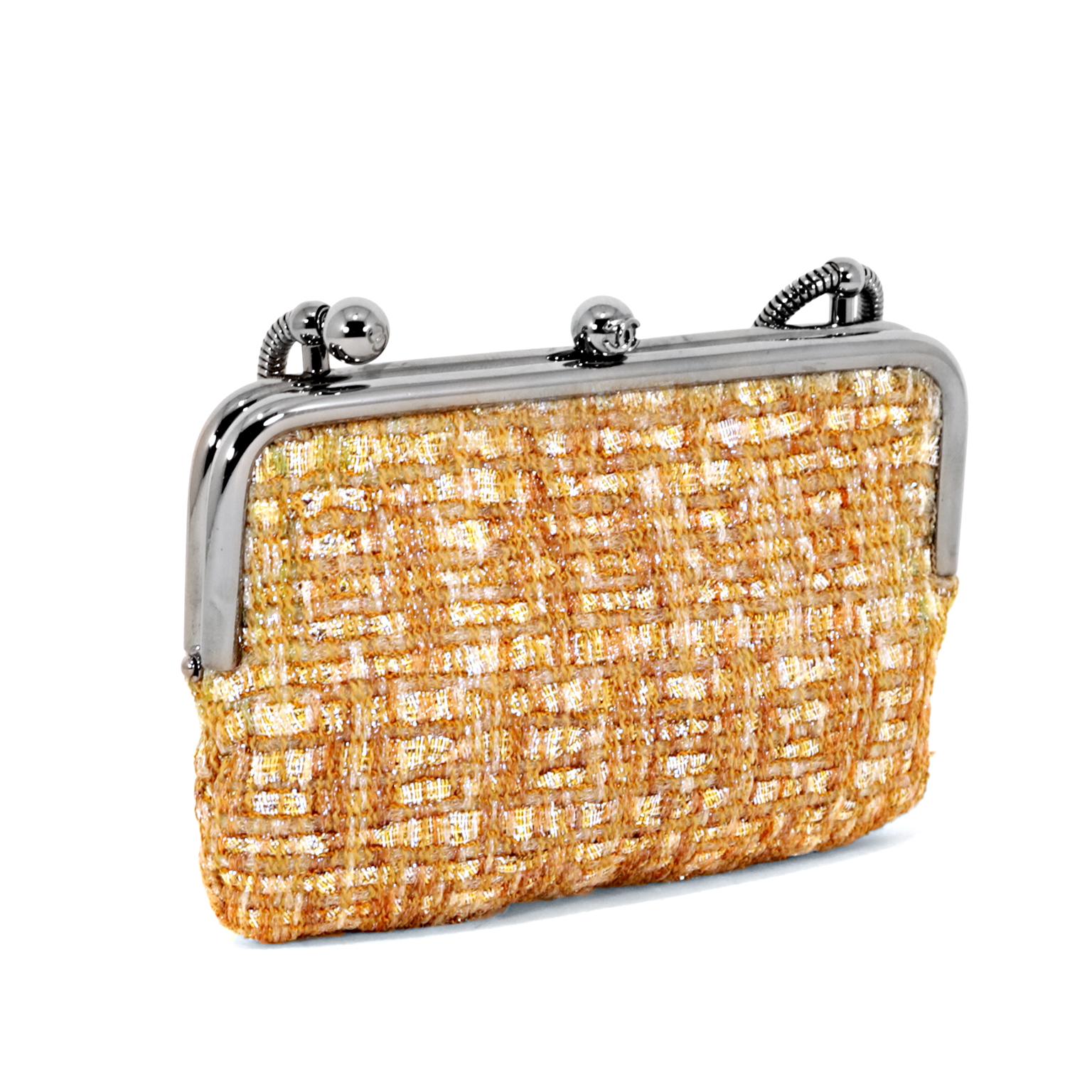 Mini sac Chanel en tweed doré de la collection Couture Kiss Lock Bon état - En vente à Palm Beach, FL