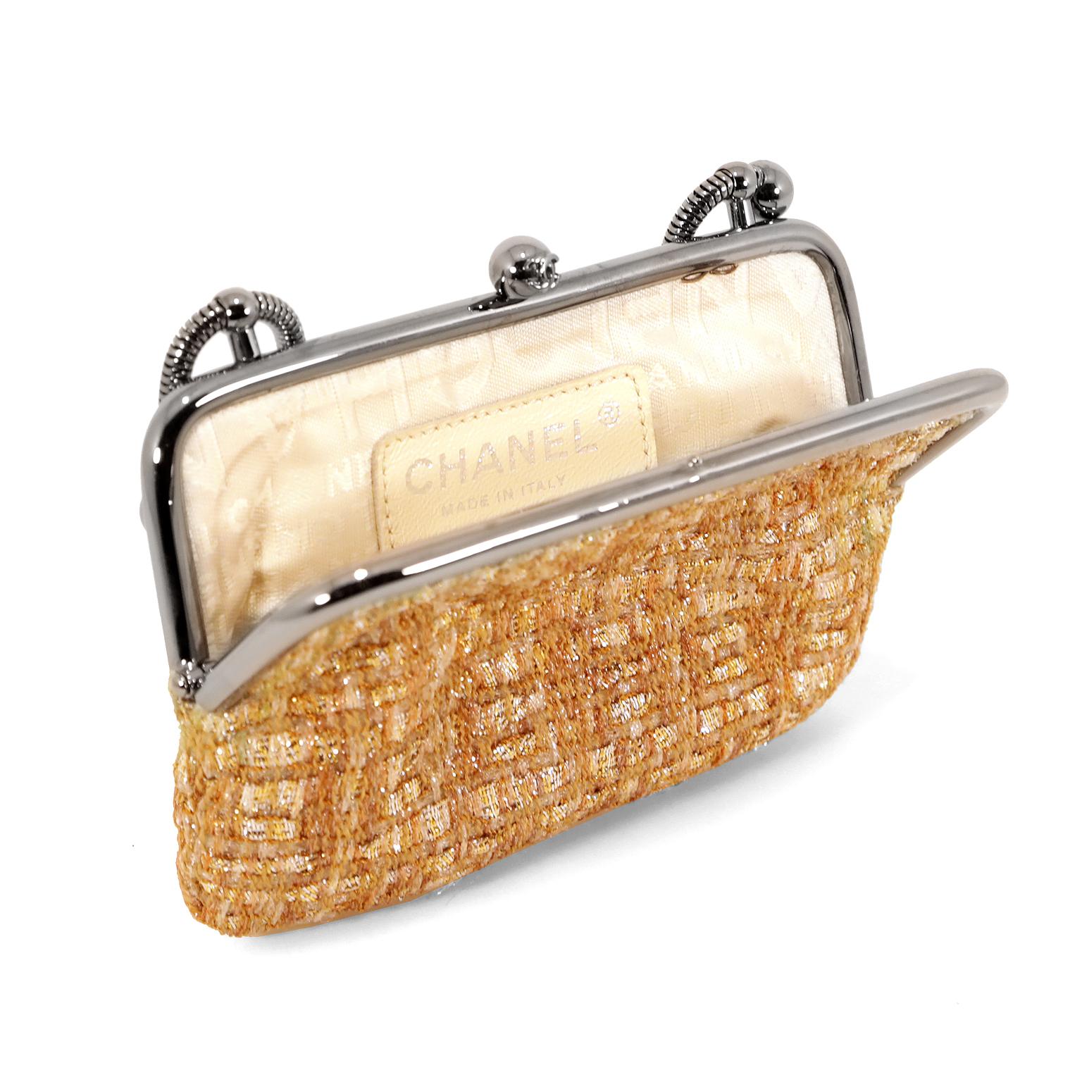 Mini sac Chanel en tweed doré de la collection Couture Kiss Lock Pour femmes en vente