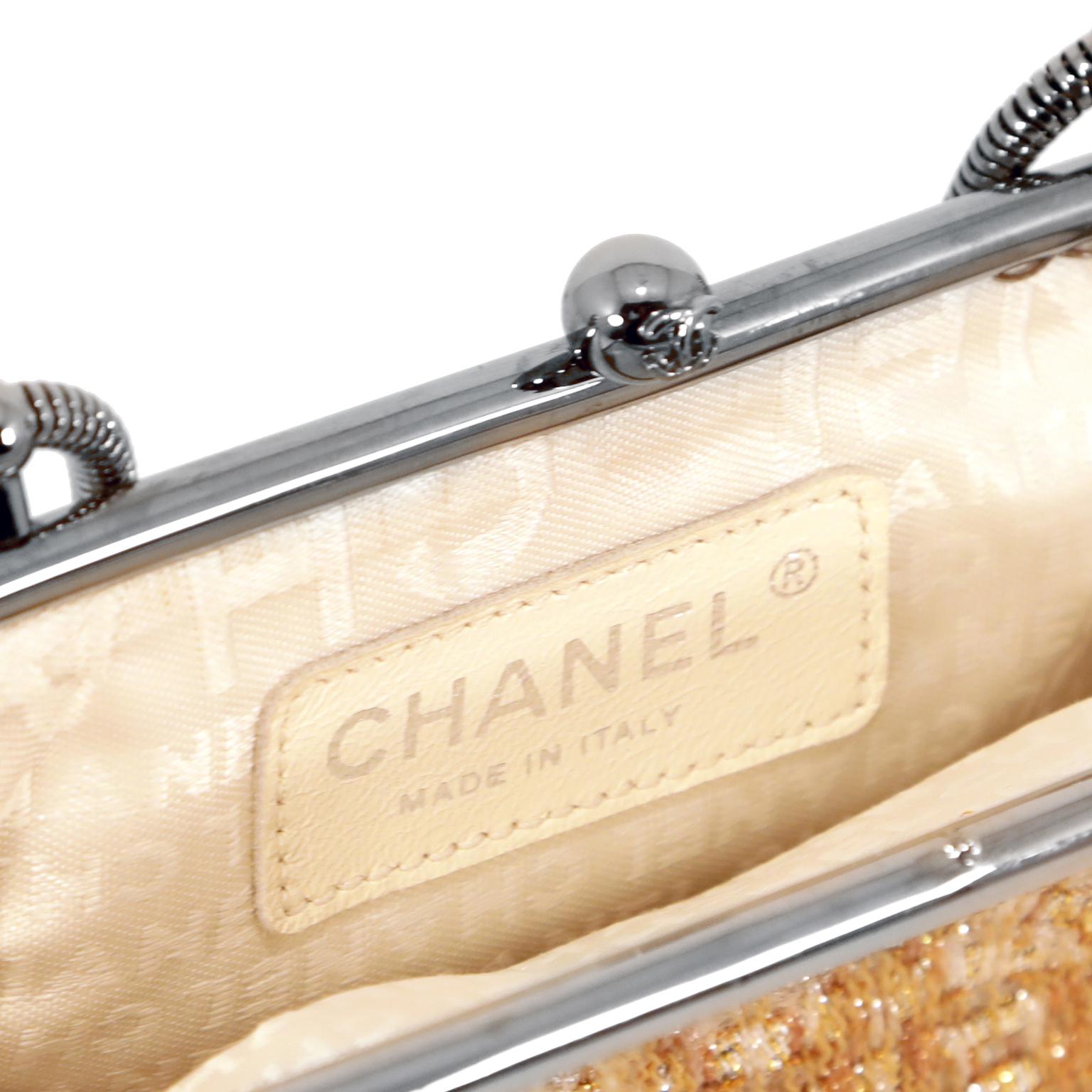 Mini sac Chanel en tweed doré de la collection Couture Kiss Lock en vente 1