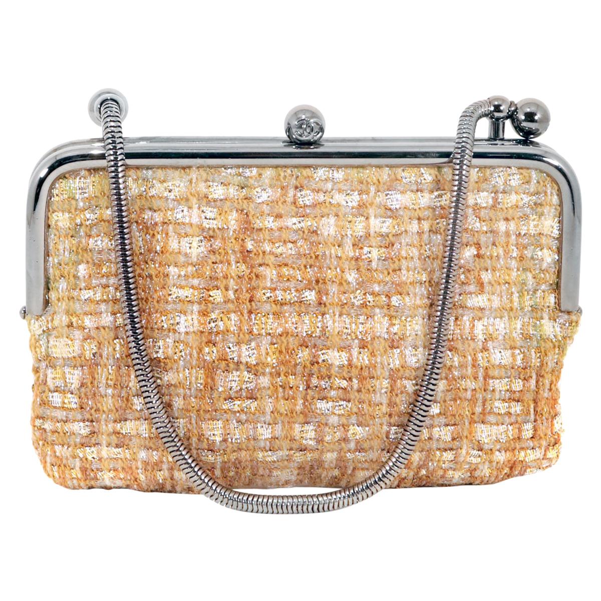 Mini sac Chanel en tweed doré de la collection Couture Kiss Lock en vente
