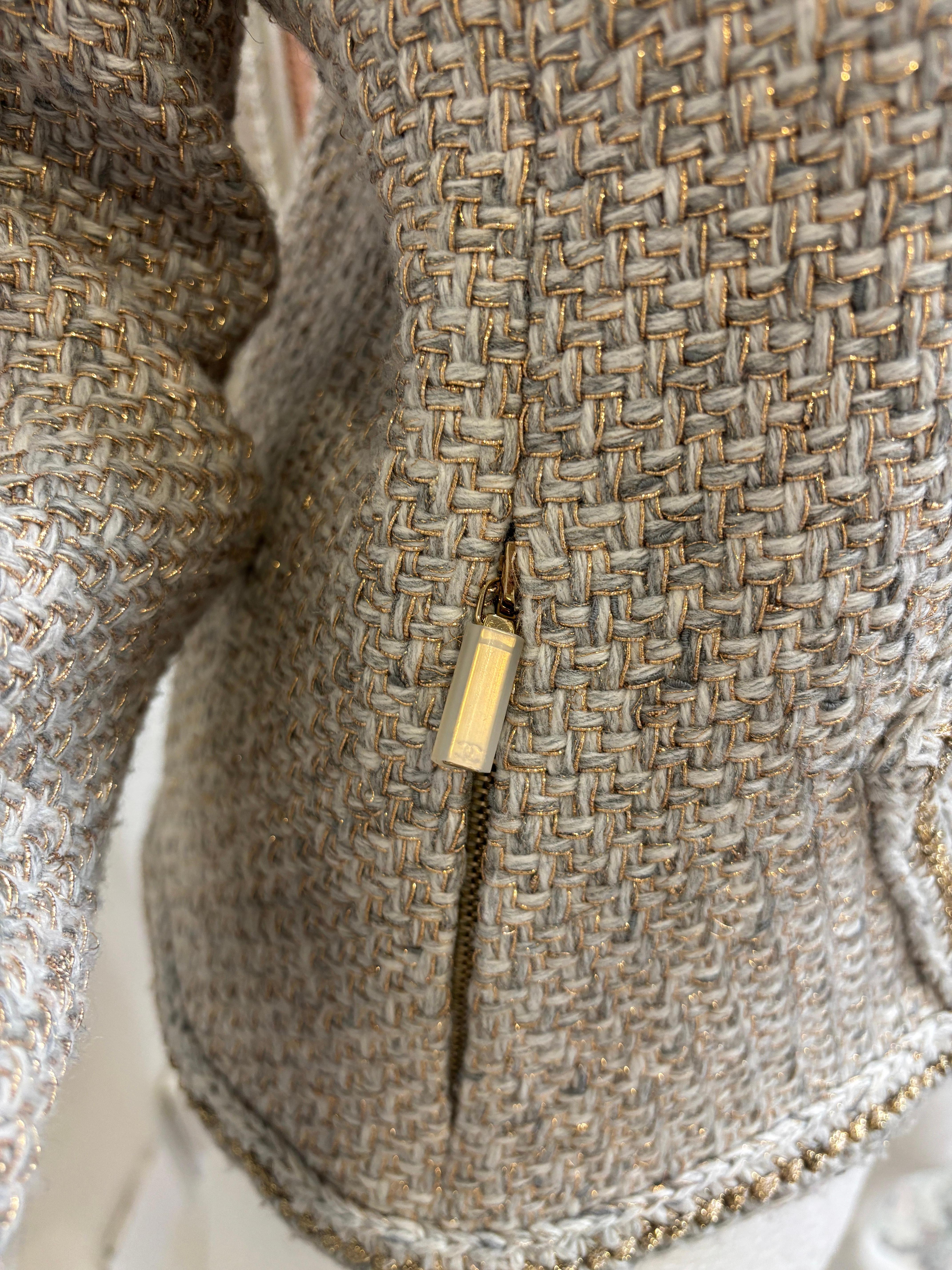 Chanel Gold Tweed Geometrische Jacke/Größe 40 im Angebot 6