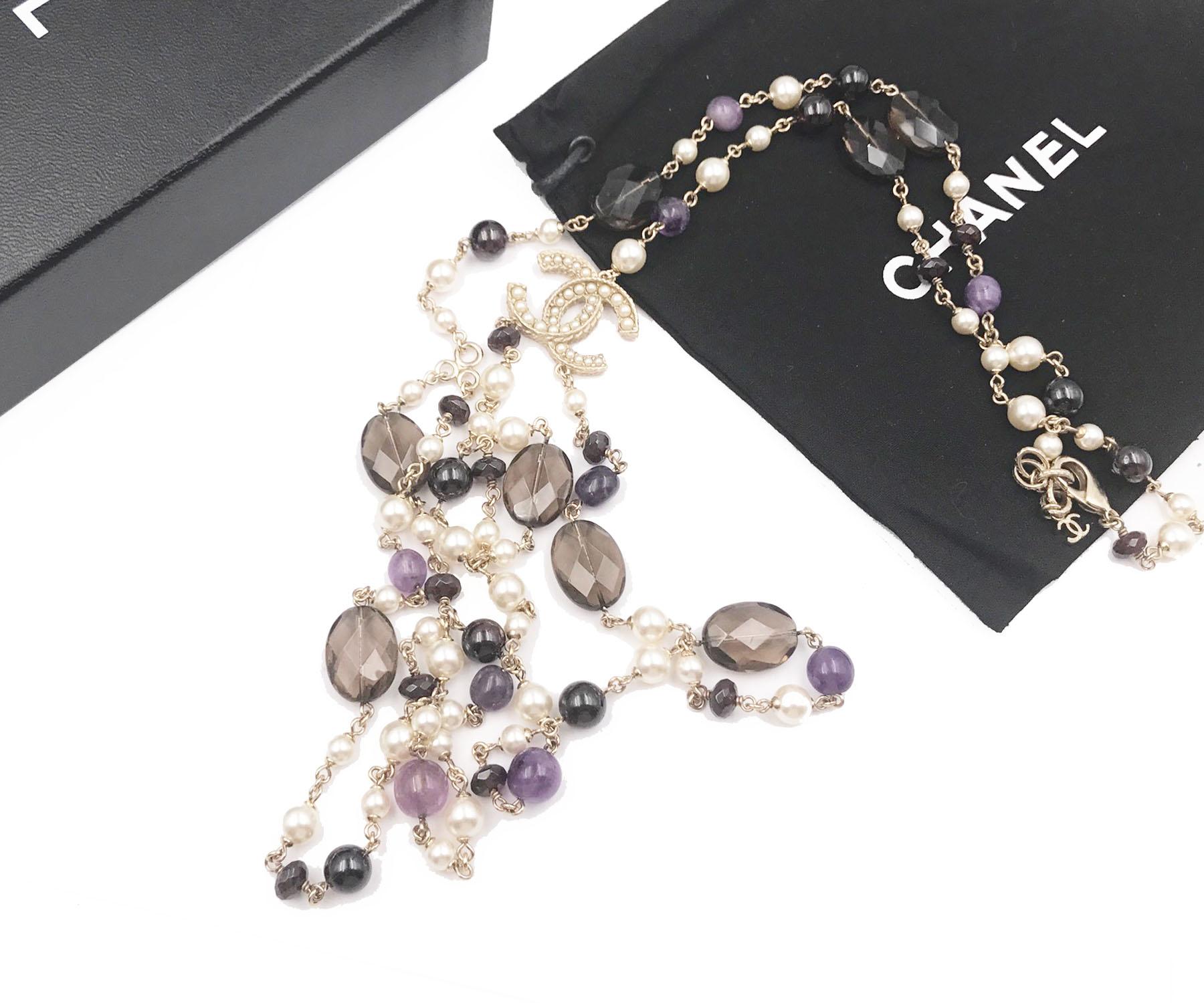 Chanel Gold Twisted CC 2 Strand Purple Brown Stone Faux Pearl Long Necklace

* Marked 14
* Made in France
* Comes with the original box and dustbag

-It's approximately 45″ long.
-TheCC pendant is approximately 0.9″ x 1.25″.
-Very shiny and