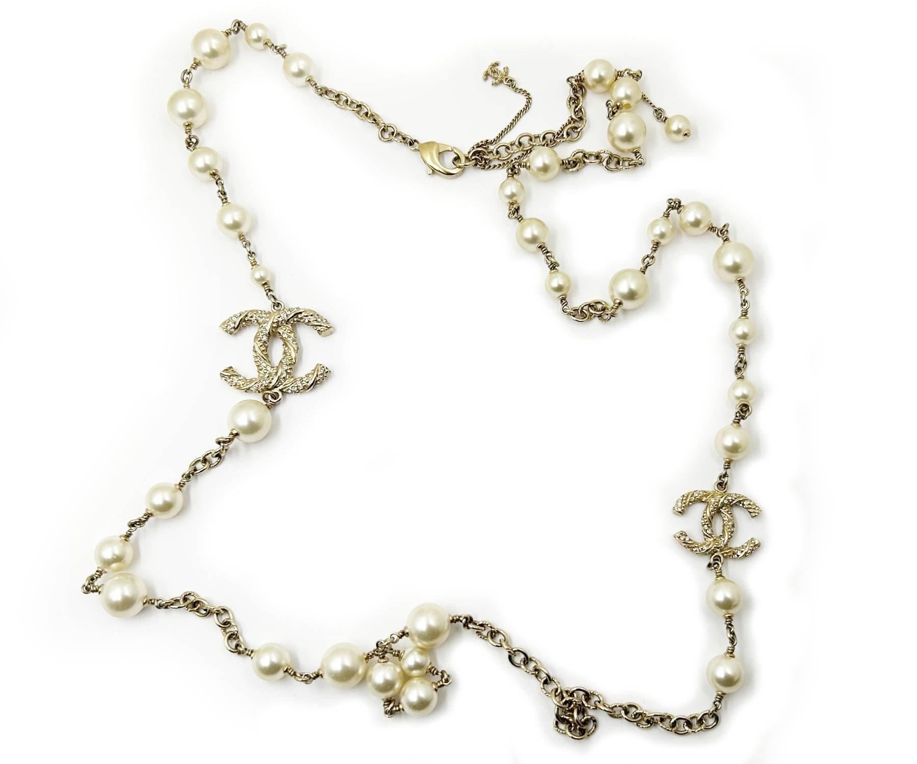 Chanel Collar Oro Twisted CC Cristal Perlas

* Marcado 14
* Fabricado en Francia
* Viene con la caja original y el folleto

- Mide aproximadamente 40