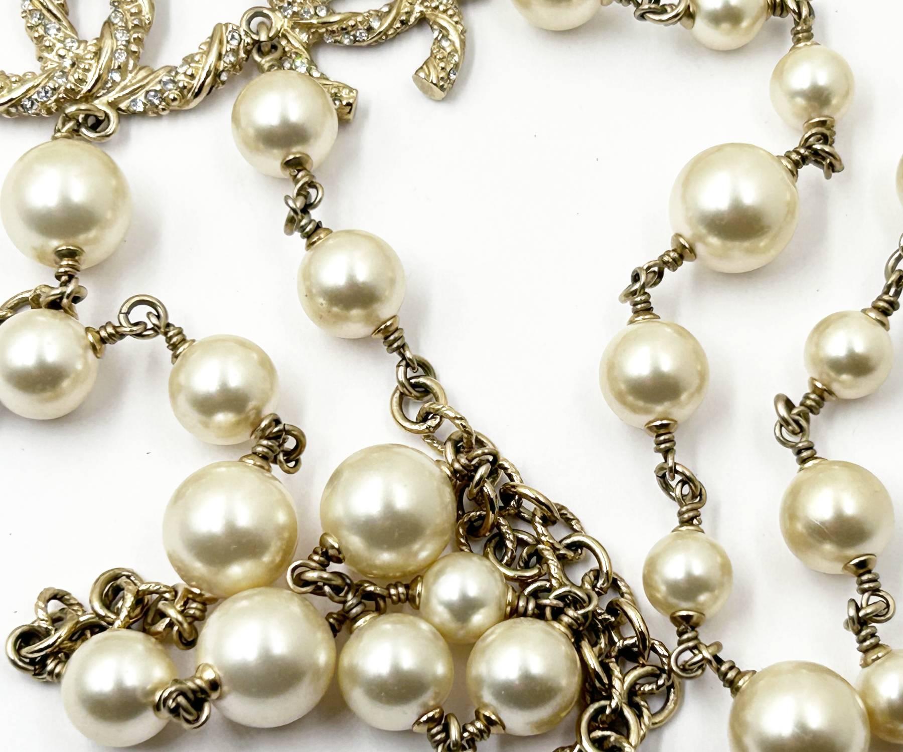 Chanel Collar Oro Twisted CC Cristal Perlas en Excelente estado para la venta en Pasadena, CA