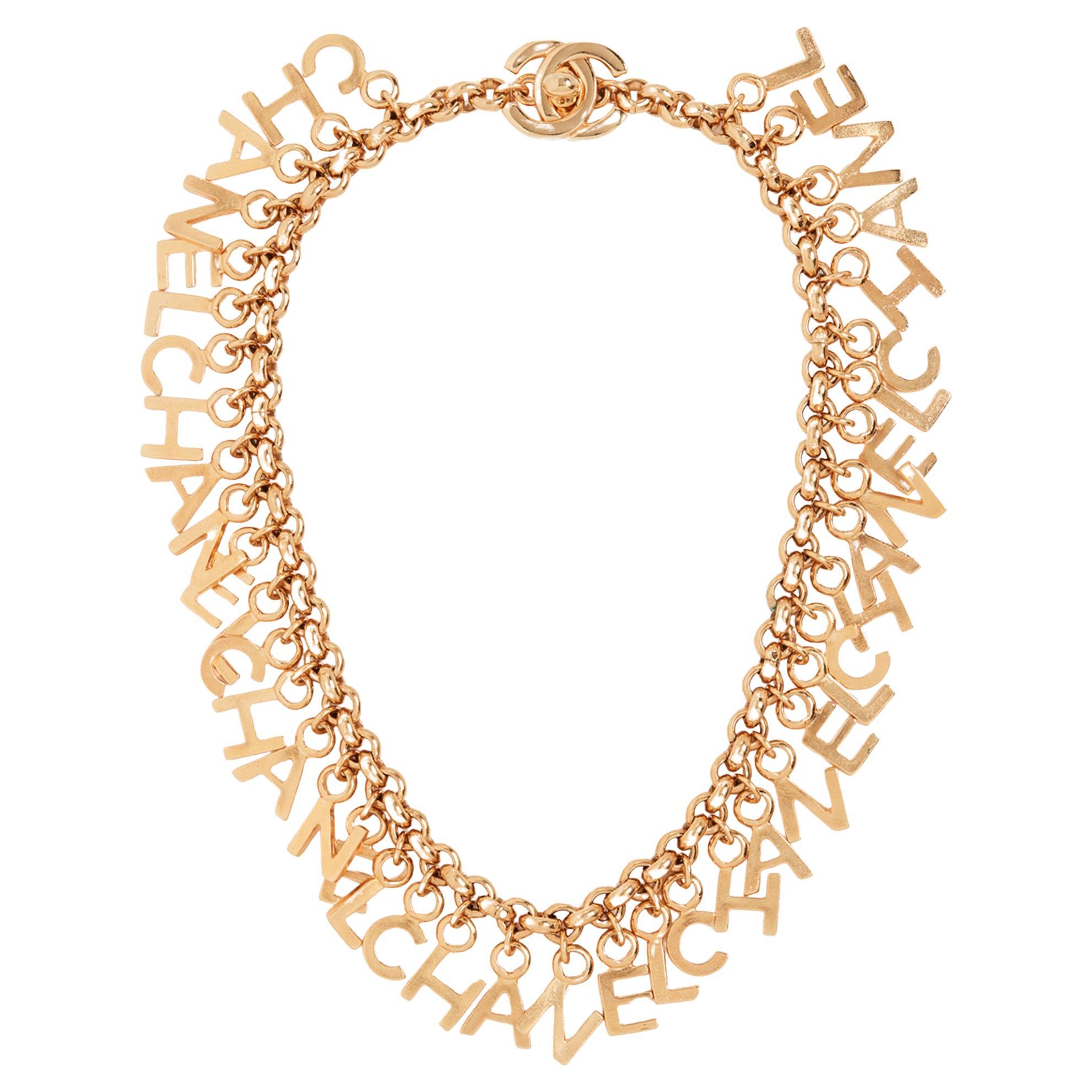 Chanel, collier ras du cou rare vintage en or avec logo printemps 1996, avec tourbillon, années 90 en vente
