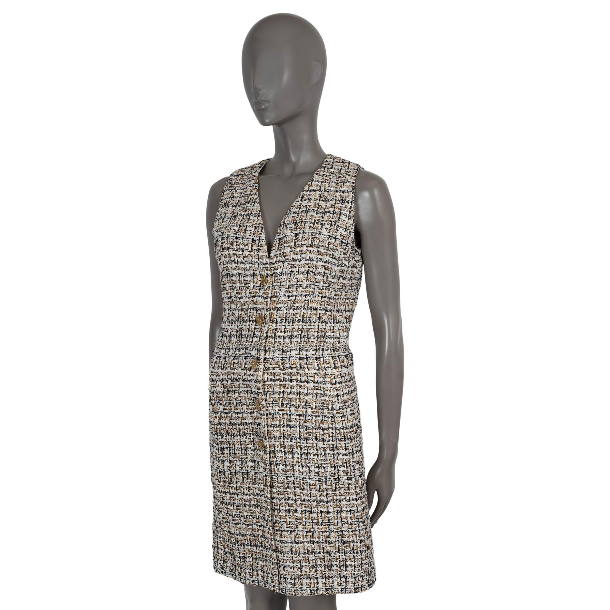 100% autentico abito Chanel senza maniche in tweed lurex bianco, nero e oro in nylon (56%), rayon (29%), poliestere (12%) e cotone (3%). Presenta una silhouette aderente e uno scollo a V. Si chiude con bottoni in vetro Gripoix sul davanti ed è