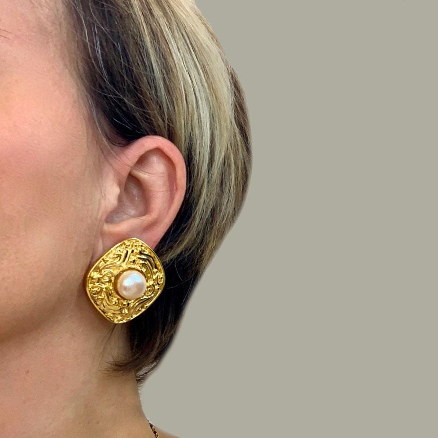 Orecchino CHANEL Couture in oro e perle. Bella lavorazione del metallo. Vintage da indossare in modo anticonformista. Queste clip provengono da vendite, con una lettera S incisa sull'adesivo.
Di produzione francese.
Gli orecchini CHANEL sono come