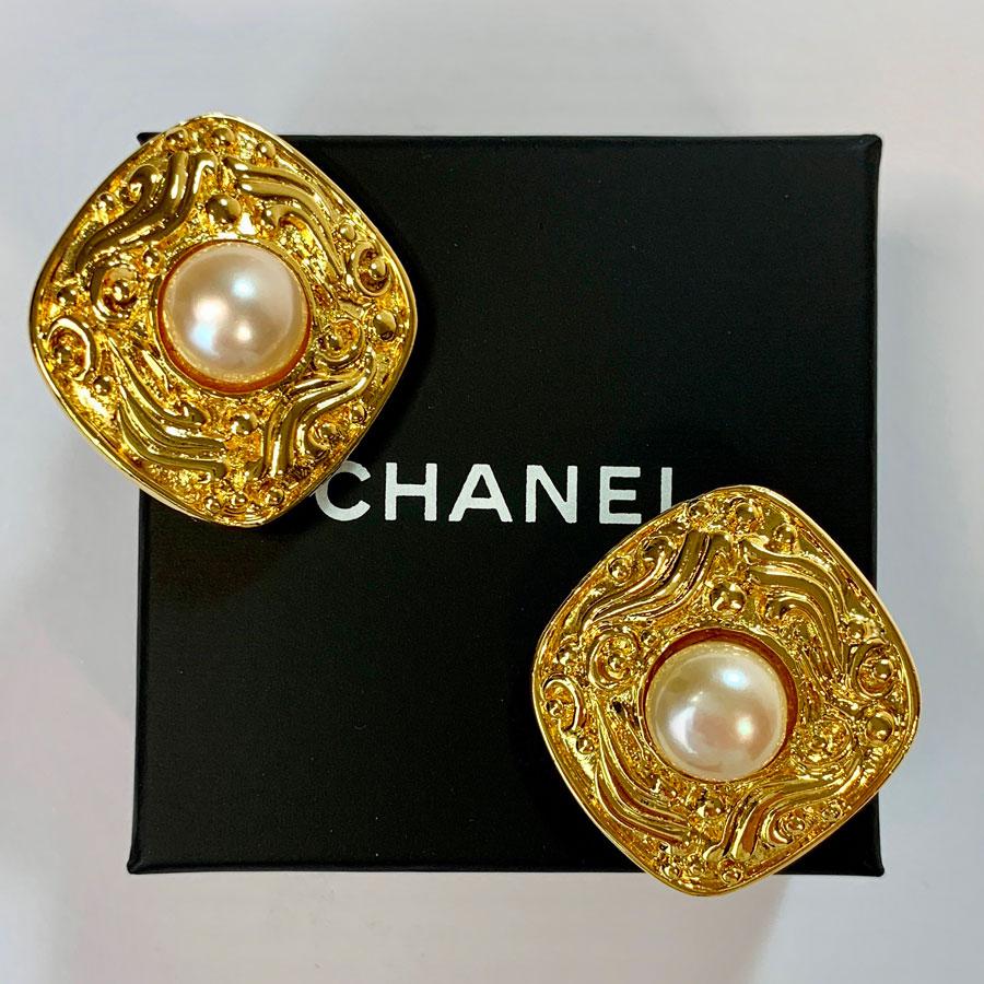 CHANEL Golden And Pearly Pearl Clips In Excellent Condition For Sale In Paris, FR