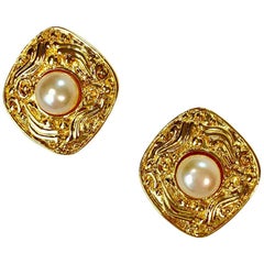 Vintage CHANEL Golden And Pearly Pearl Clips