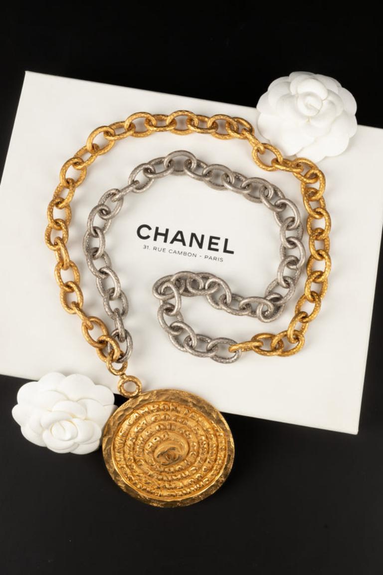 Chanel Halskette aus goldenem und silbernem Metall mit Metallkette Frühjahr, 1993 im Angebot 6