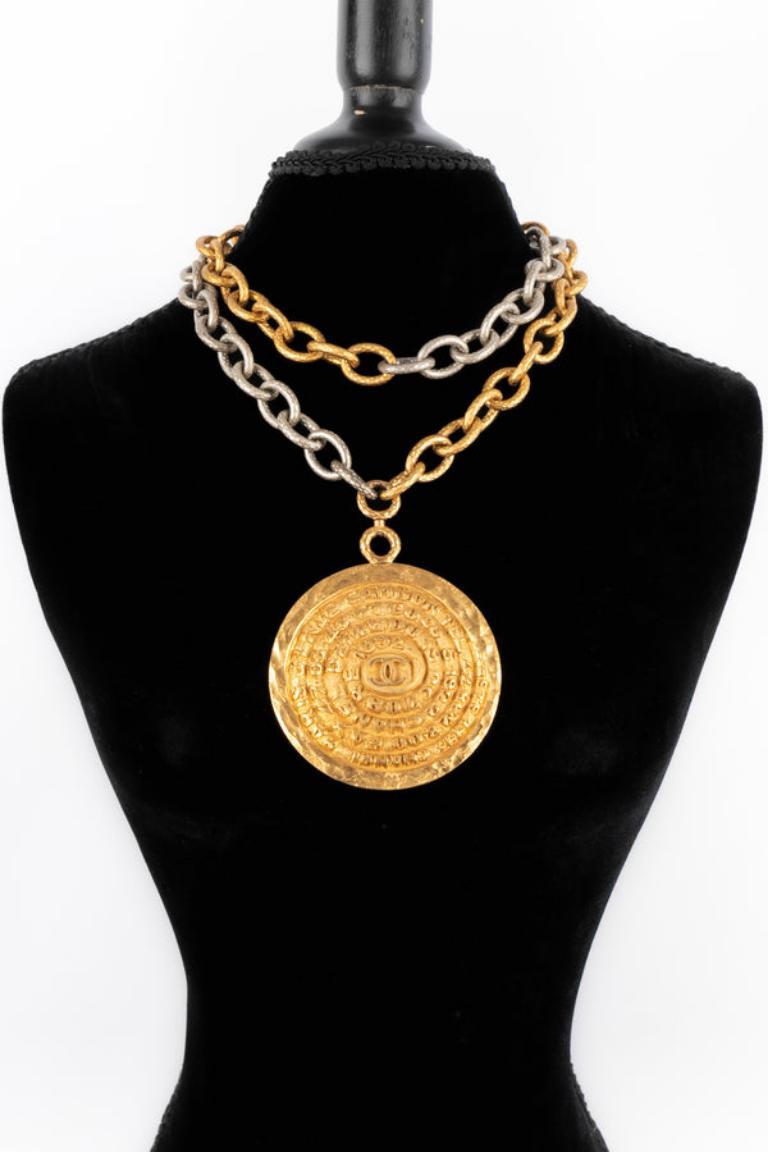 Chanel Halskette aus goldenem und silbernem Metall mit Metallkette Frühjahr, 1993 im Zustand „Hervorragend“ im Angebot in SAINT-OUEN-SUR-SEINE, FR