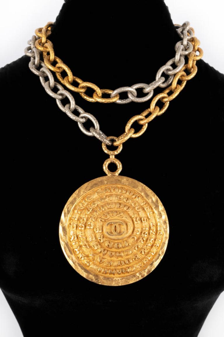 Chanel, collier chaîne en métal doré et argenté, printemps 1993 Pour femmes en vente
