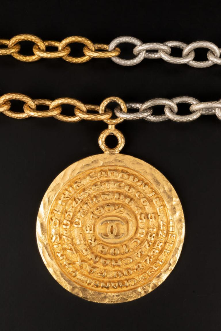Chanel Halskette aus goldenem und silbernem Metall mit Metallkette Frühjahr, 1993 im Angebot 1