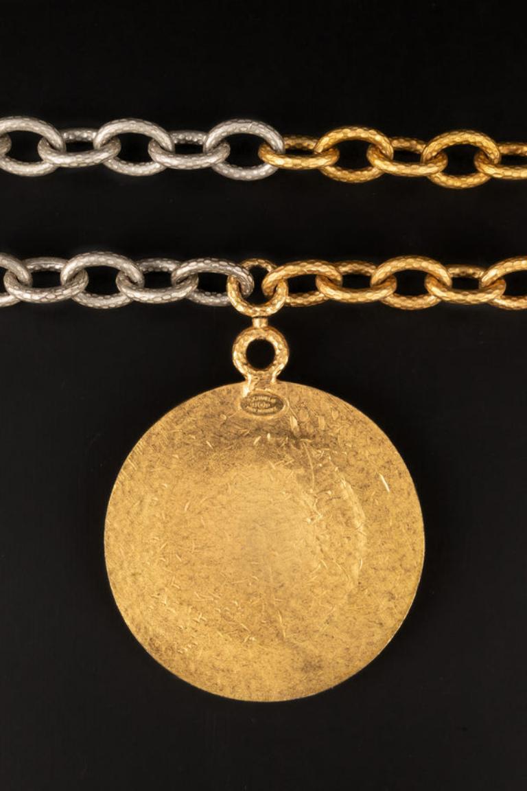 Chanel Halskette aus goldenem und silbernem Metall mit Metallkette Frühjahr, 1993 im Angebot 3