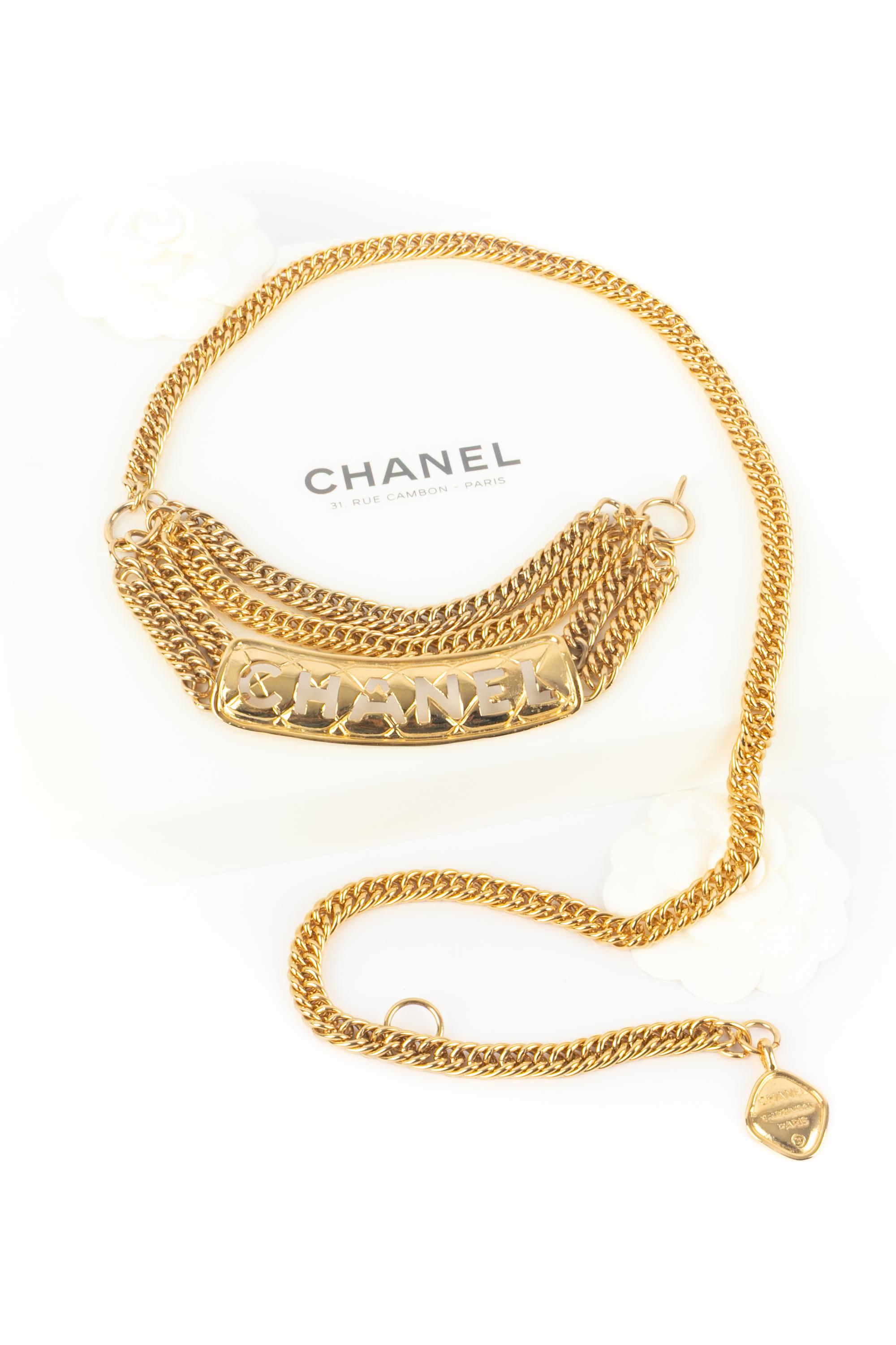 CHANEL - (Made in France) Cintura a catena in metallo dorato con placca traforata CHANEL. Accessorio degli anni '1980 sotto la direzione artistica di Karl Lagerfeld.

Condizioni:
Ottime condizioni

Dimensioni:
Lunghezza: 83 cm // 93 cm

SKU:CCB31