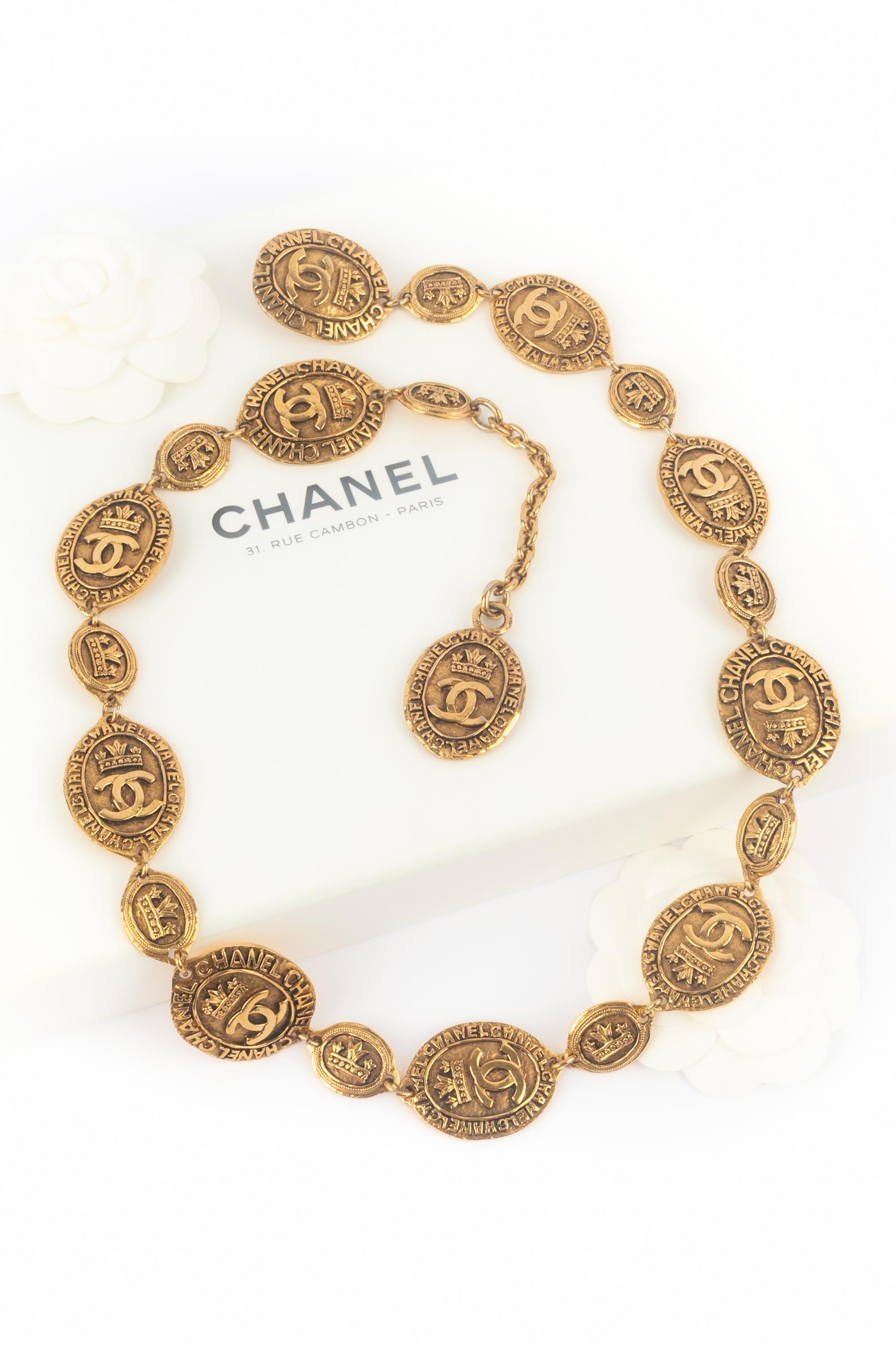 CHANEL - (Fabricado en Francia) Cinturón de metal dorado con medallones ovalados centrados con logotipos cc. Joyas de los años 80.

Estado:
Muy buen estado

Dimensiones:
Longitud: de 71 cm a 79 cm

SKU:CCB41