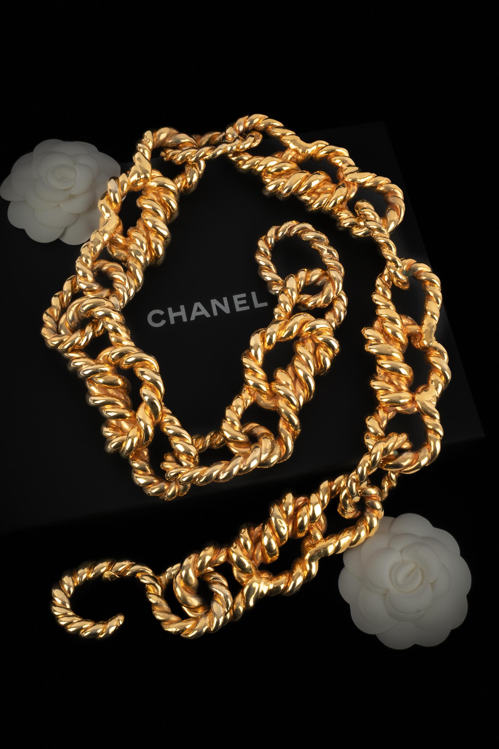 CHANEL - (Made in France) Cinturón de eslabones grandes de metal dorado. Colección Primavera-Verano 1990 bajo la dirección artística de Karl Lagerfeld.

Estado:
Muy buen estado

Dimensiones:
Longitud: 90 cm

SKU:CCB66
