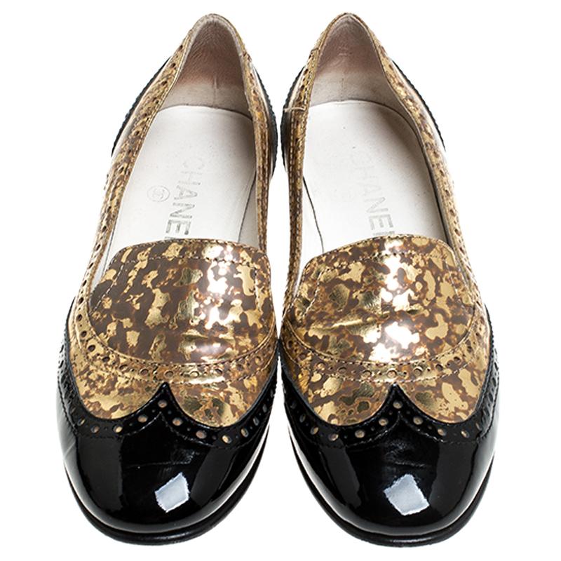 Chanel Golden Black Patent And Textured Leather Slip On Loafers Size 37 In Good Condition In Dubai, Al Qouz 2