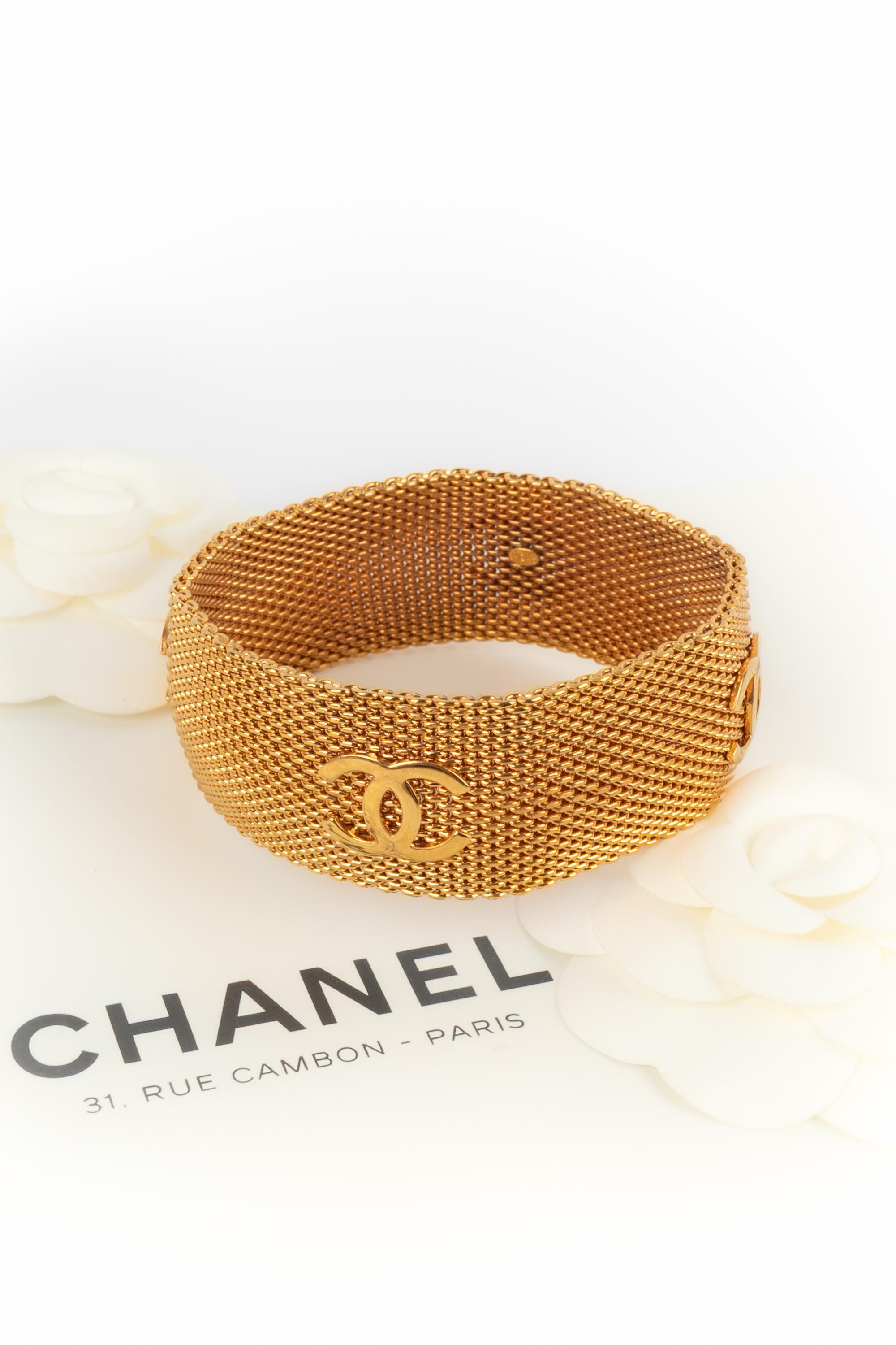CHANEL - (Fabriqué en France) Bracelet souple en métal doré. Collectional automne-hiver 1996 sous la direction artistique de Karl Lagerfeld.

Condit :
Très bon état.

Dimensions :
Circonférence : 22,5 cm - Hauteur : 3 cm

SKU:BRAB40