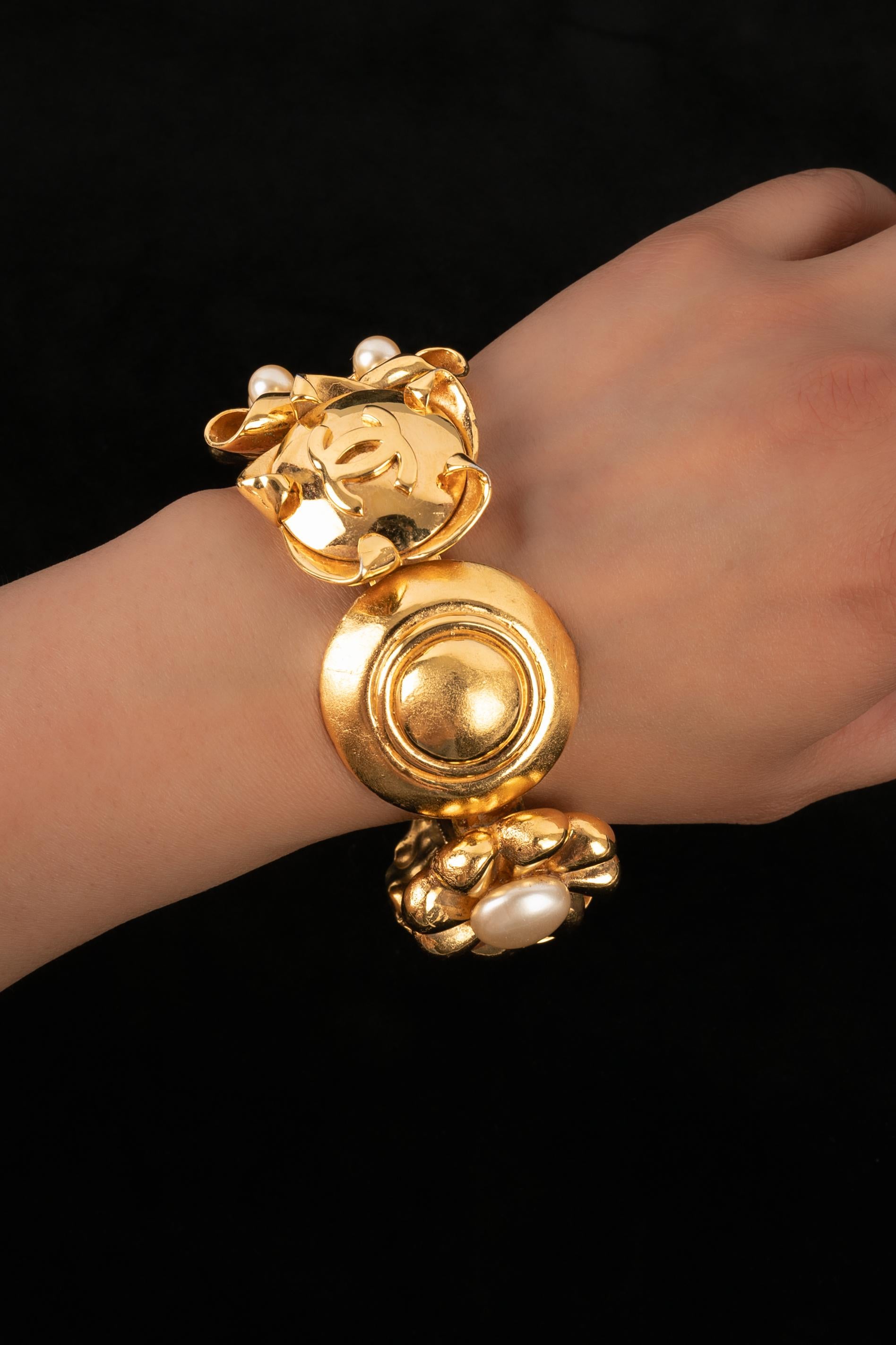 CHANEL - (Made in France) Pulsera de metal dorado con cabujones nacarados de fantasía.

Estado:
Muy buen estado

Dimensiones:
Longitud: 15 cm - Abertura: 3 cm

BRAB5