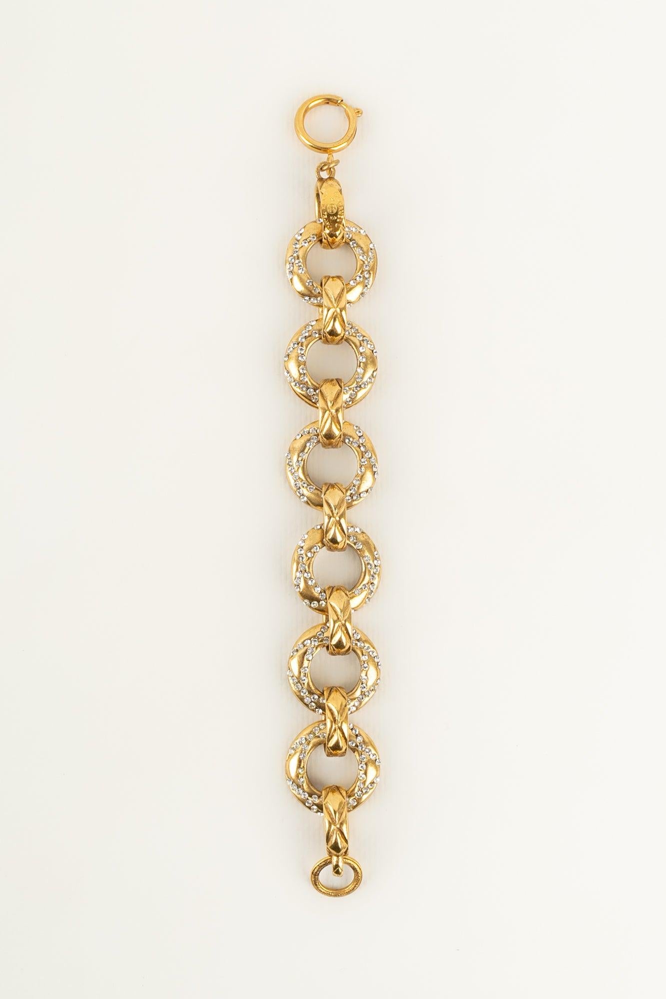 Chanel Goldenes Armband aus goldenem Metall mit Swarovski-Strasssteinen, 2003 im Zustand „Hervorragend“ im Angebot in SAINT-OUEN-SUR-SEINE, FR