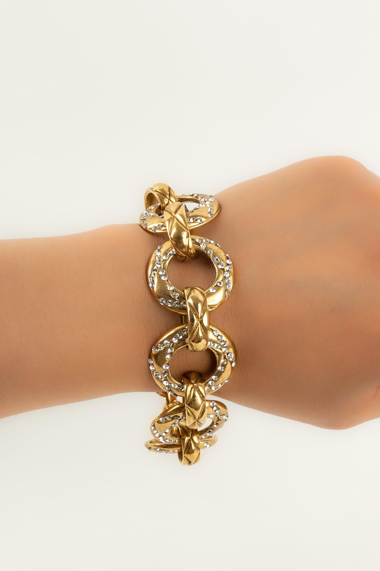 Chanel Goldenes Armband aus goldenem Metall mit Swarovski-Strasssteinen, 2003 im Angebot 3