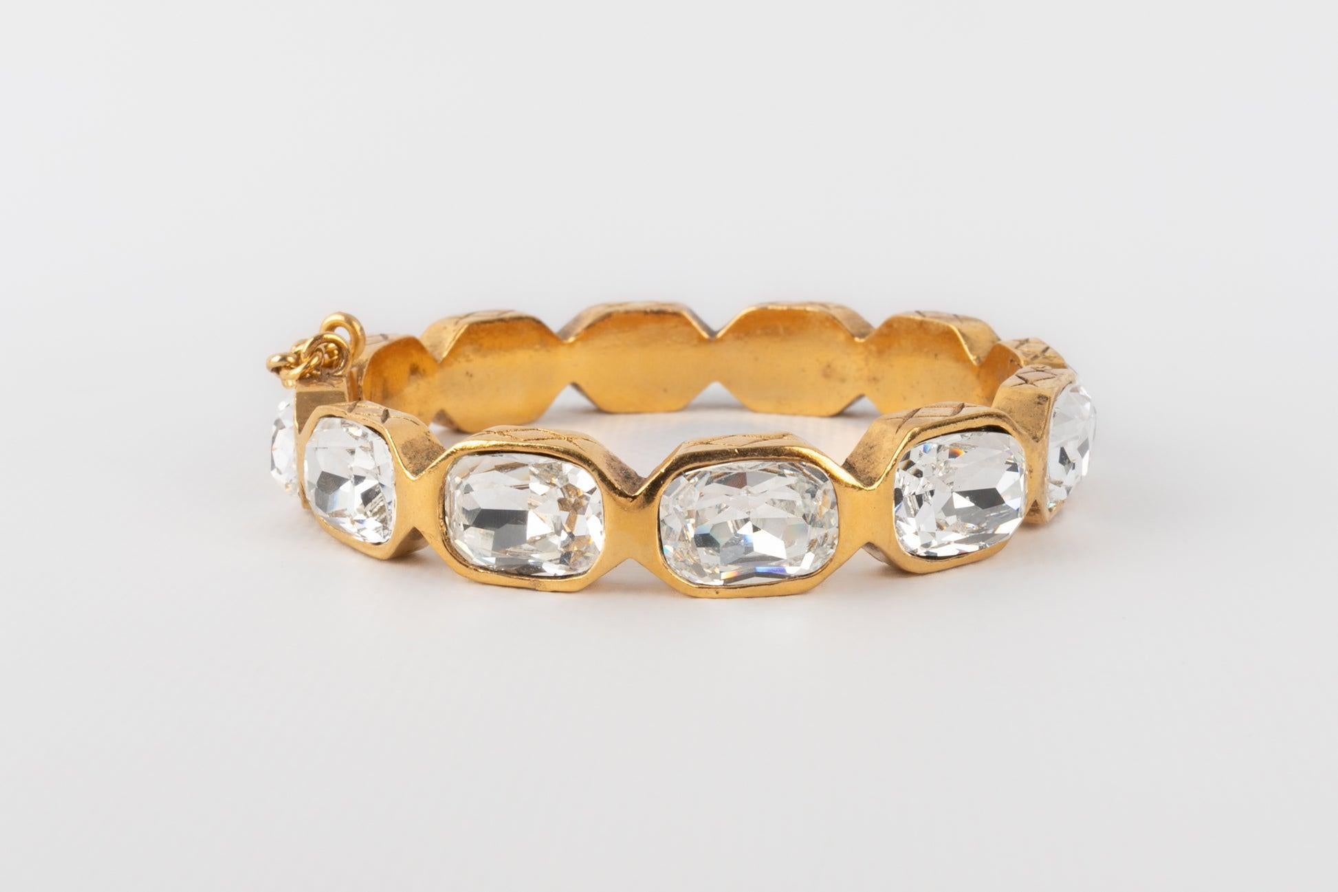 Chanel - (Made in France) Goldenes Armband mit Strasssteinen. 2cc3 Collection'S.

Zusätzliche Informationen:
Zustand: Sehr guter Zustand
Abmessungen: Länge des Handgelenks: 19 cm - Öffnung: 5 cm
Zeitraum: 21. Jahrhundert

Sellers Referenz: BRAB13BIS