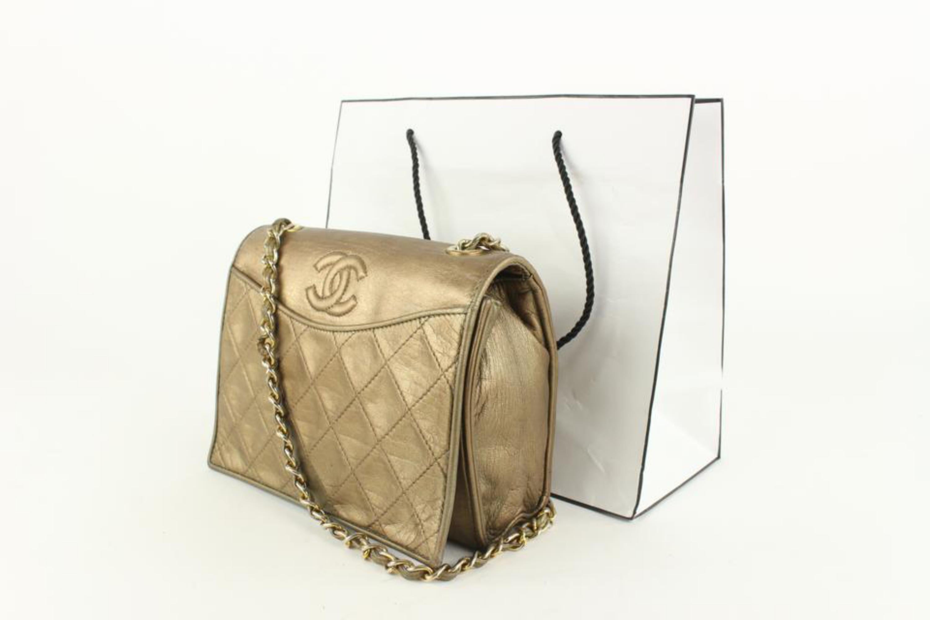 Chanel Goldene Bronze gesteppte Lammfell-Tasche mit runder Klappe 113c25 im Angebot 7