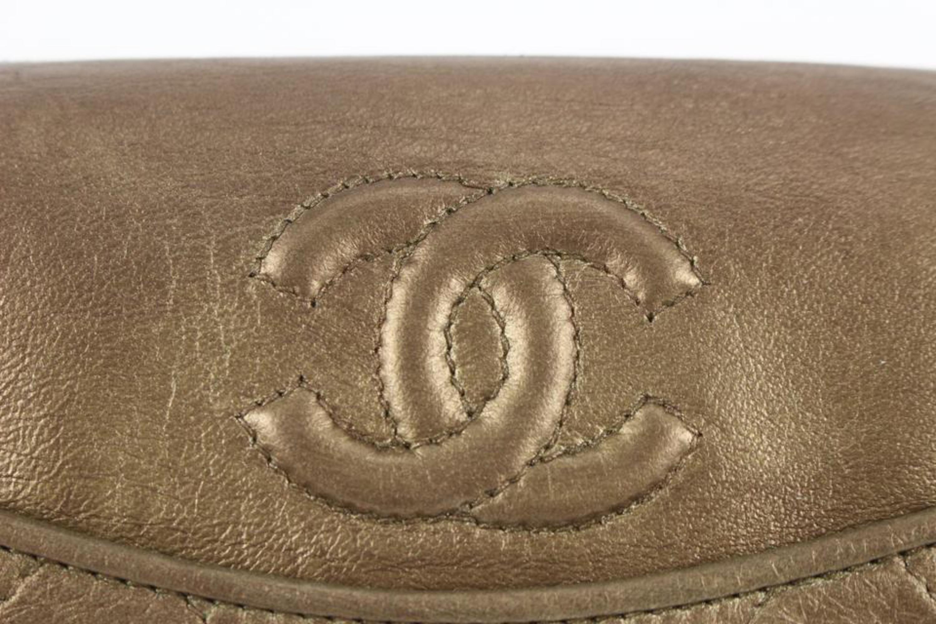 Marron Chanel - Sac à rabat rond en cuir d'agneau matelassé bronze doré 113c25 en vente
