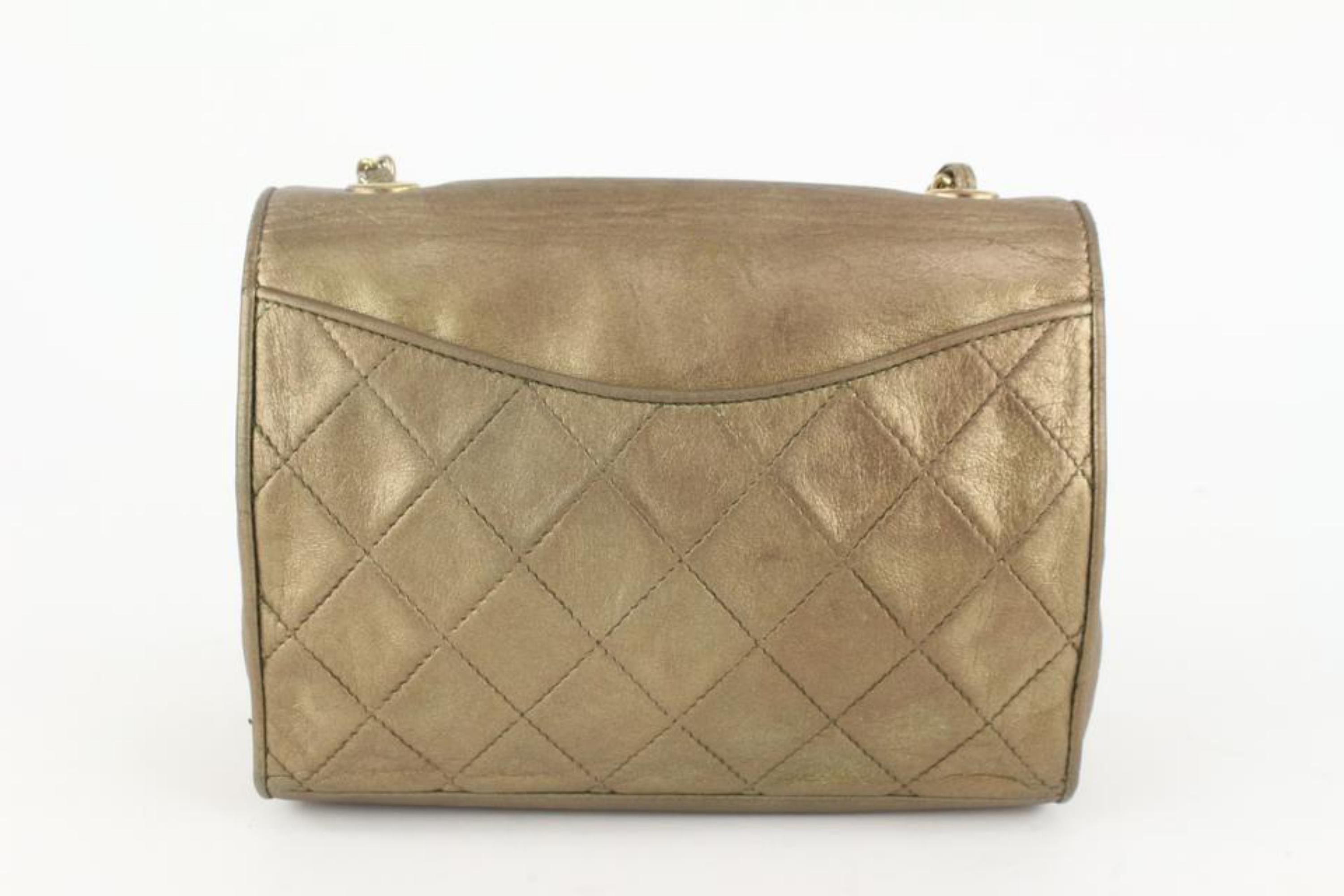 Chanel Goldene Bronze gesteppte Lammfell-Tasche mit runder Klappe 113c25 im Angebot 1