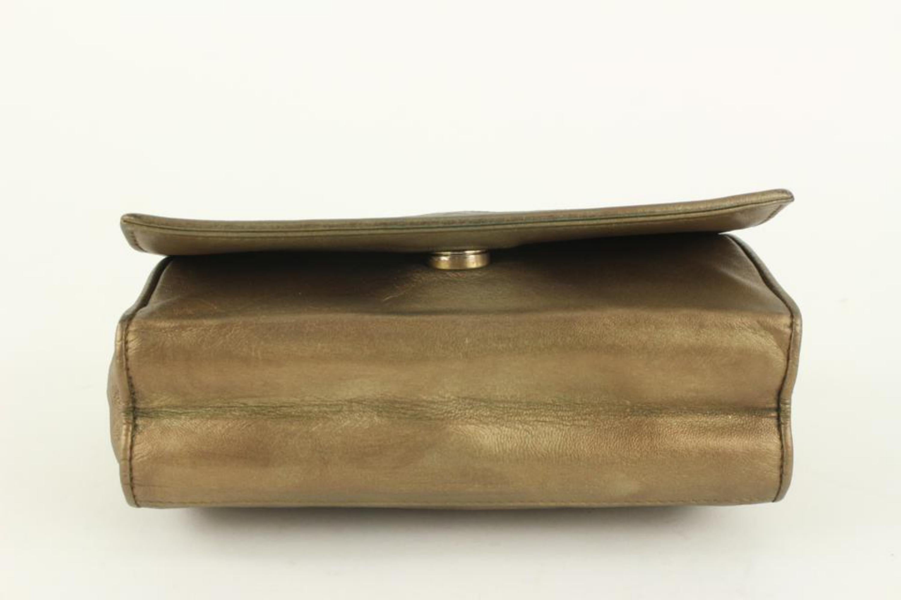 Chanel Goldene Bronze gesteppte Lammfell-Tasche mit runder Klappe 113c25 im Angebot 2