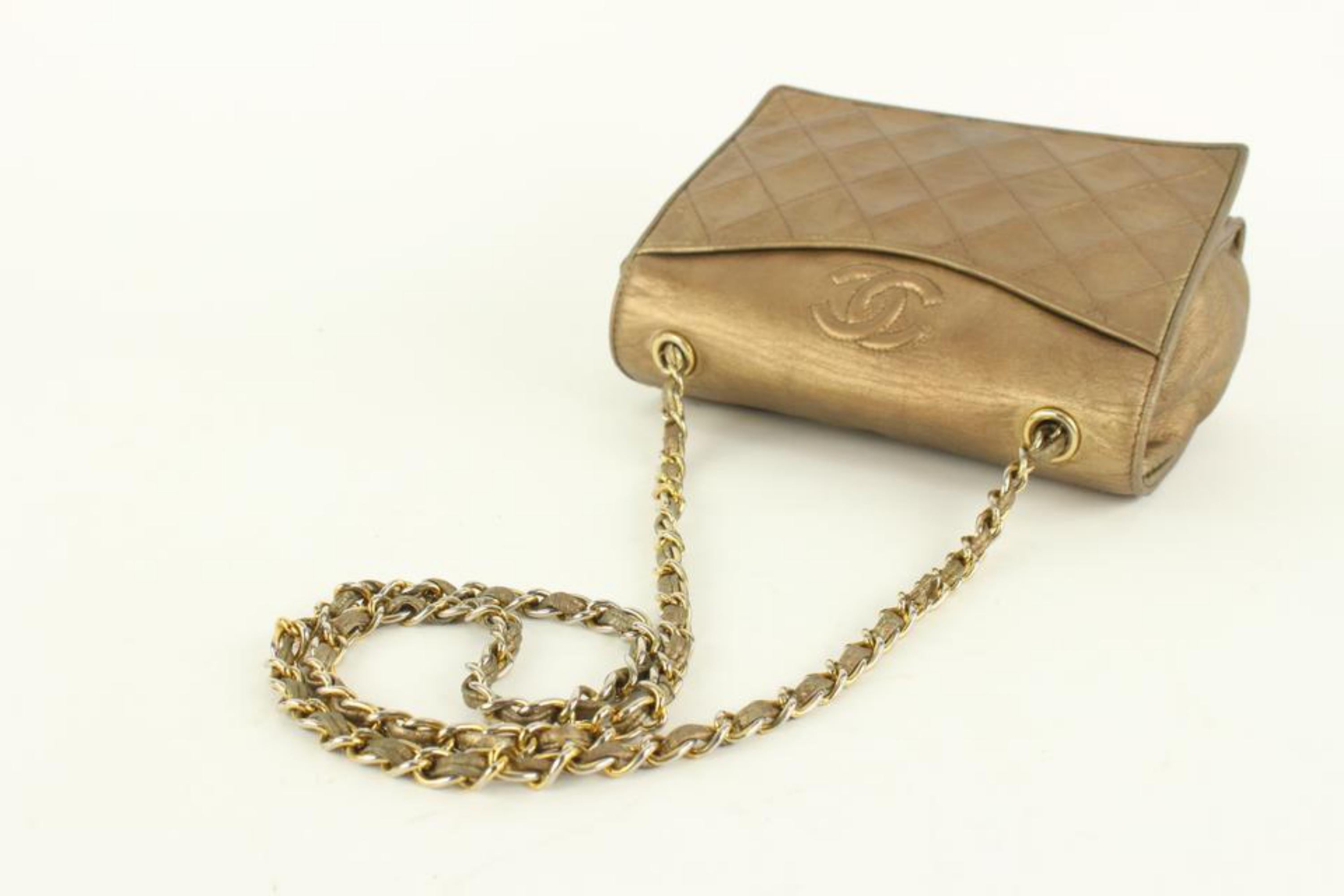 Chanel Goldene Bronze gesteppte Lammfell-Tasche mit runder Klappe 113c25 im Angebot 4